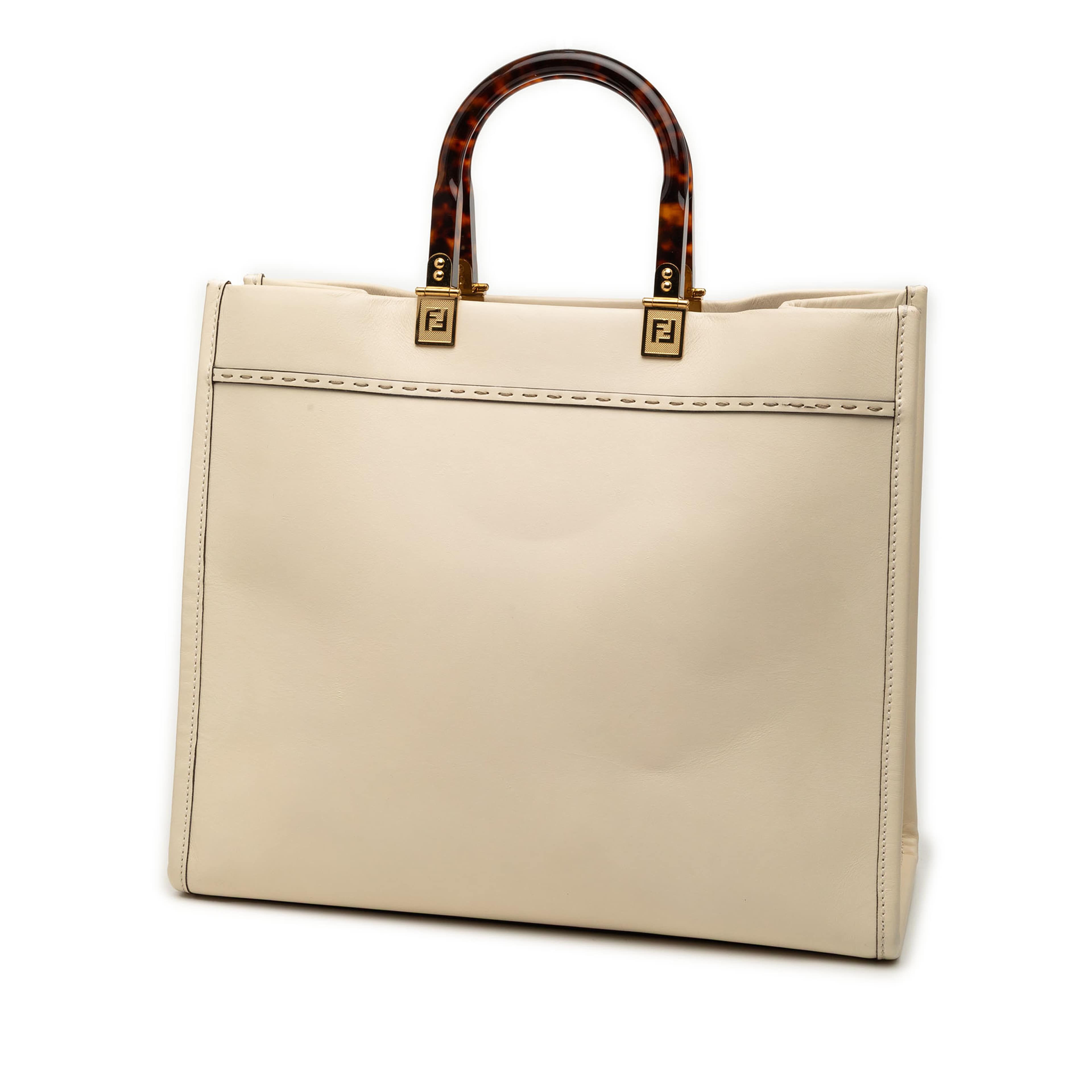 Fendi Medium Leather Sunshine Shopper Tote, från Luxclusif, i färgen beige. Klicka för att öppna bilden i stort format