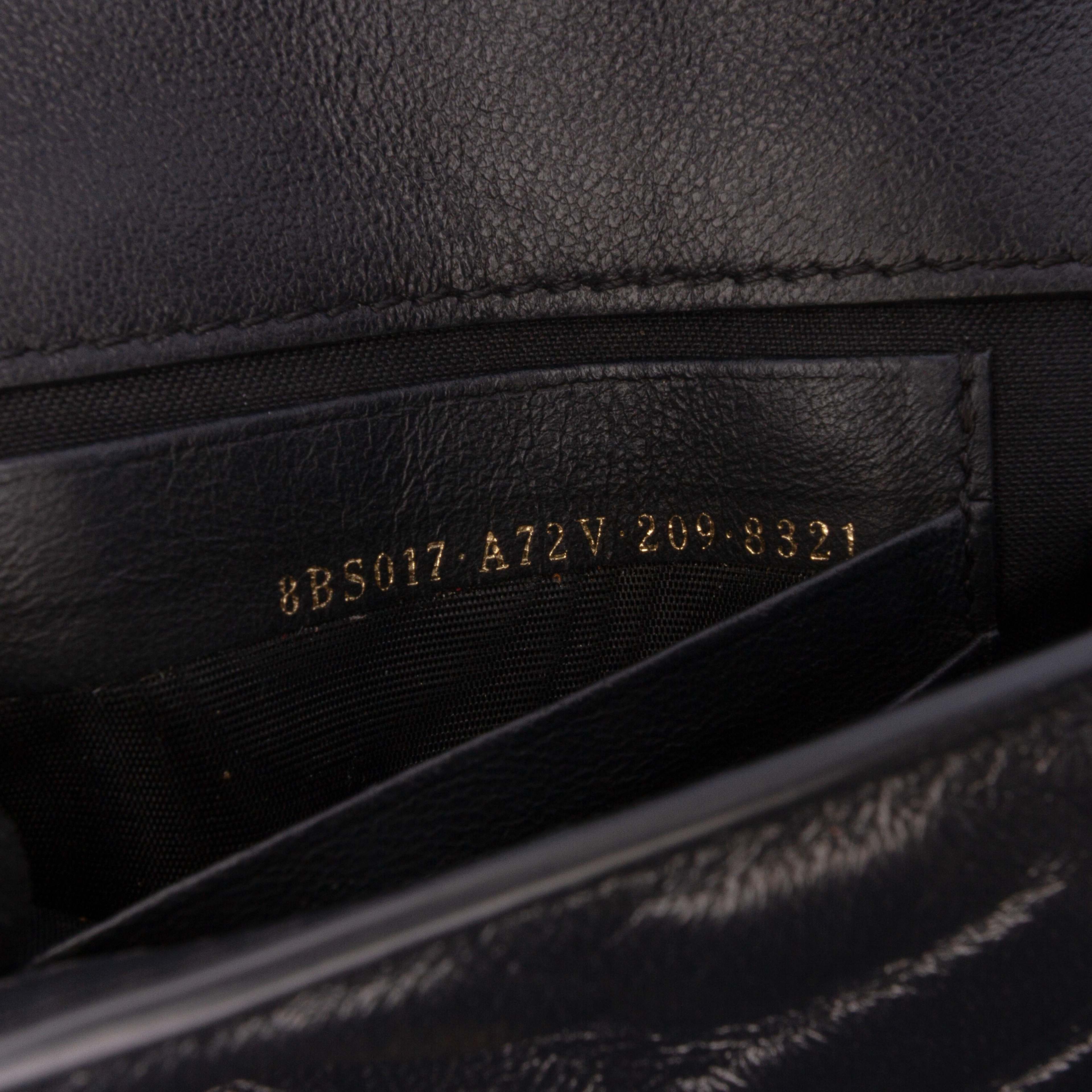 Fendi Mini Zucca Embossed Leather Baguette Satchel, från Luxclusif, i färgen black. Klicka för att öppna bilden i stort format