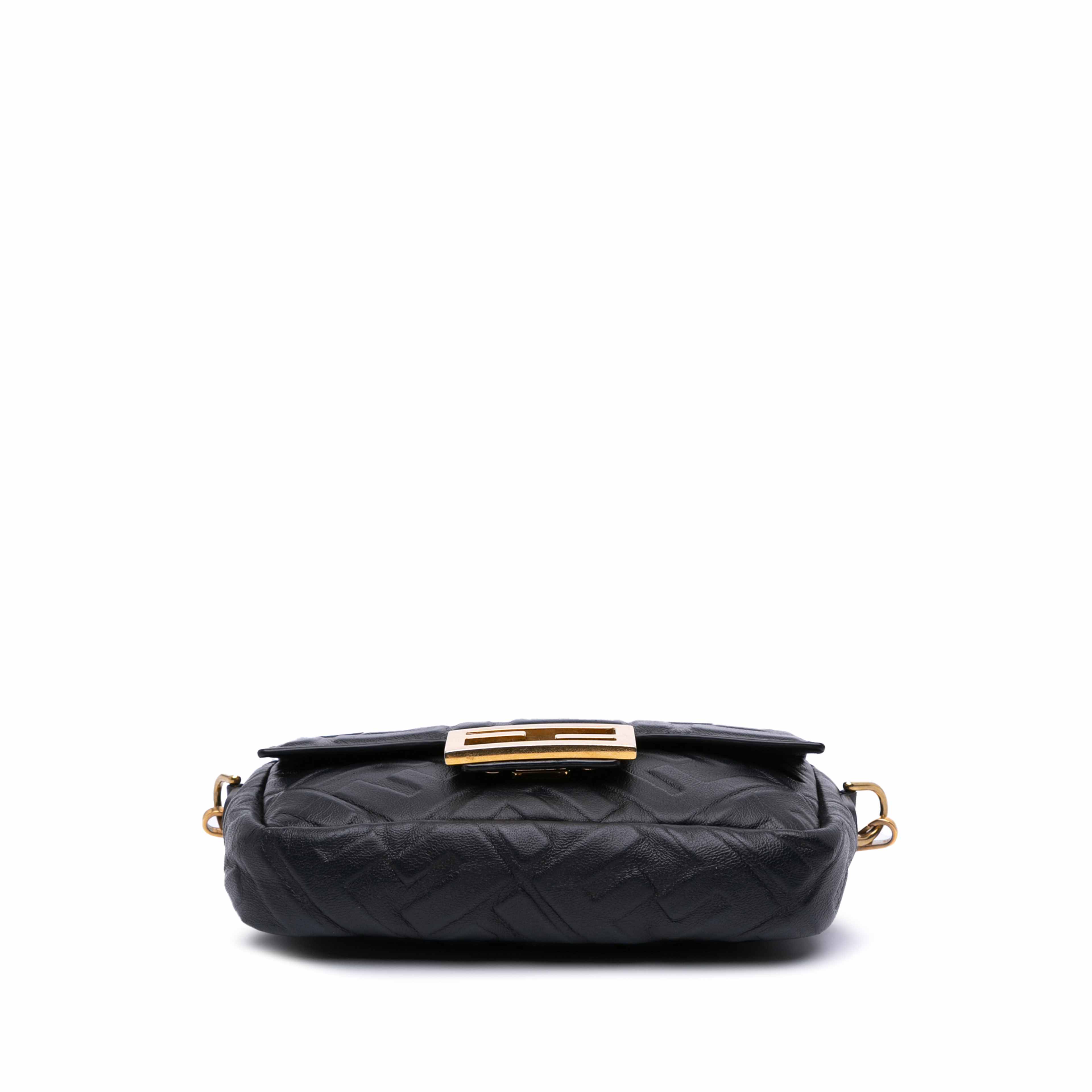 Fendi Mini Zucca Embossed Leather Baguette Satchel, från Luxclusif, i färgen black. Klicka för att öppna bilden i stort format