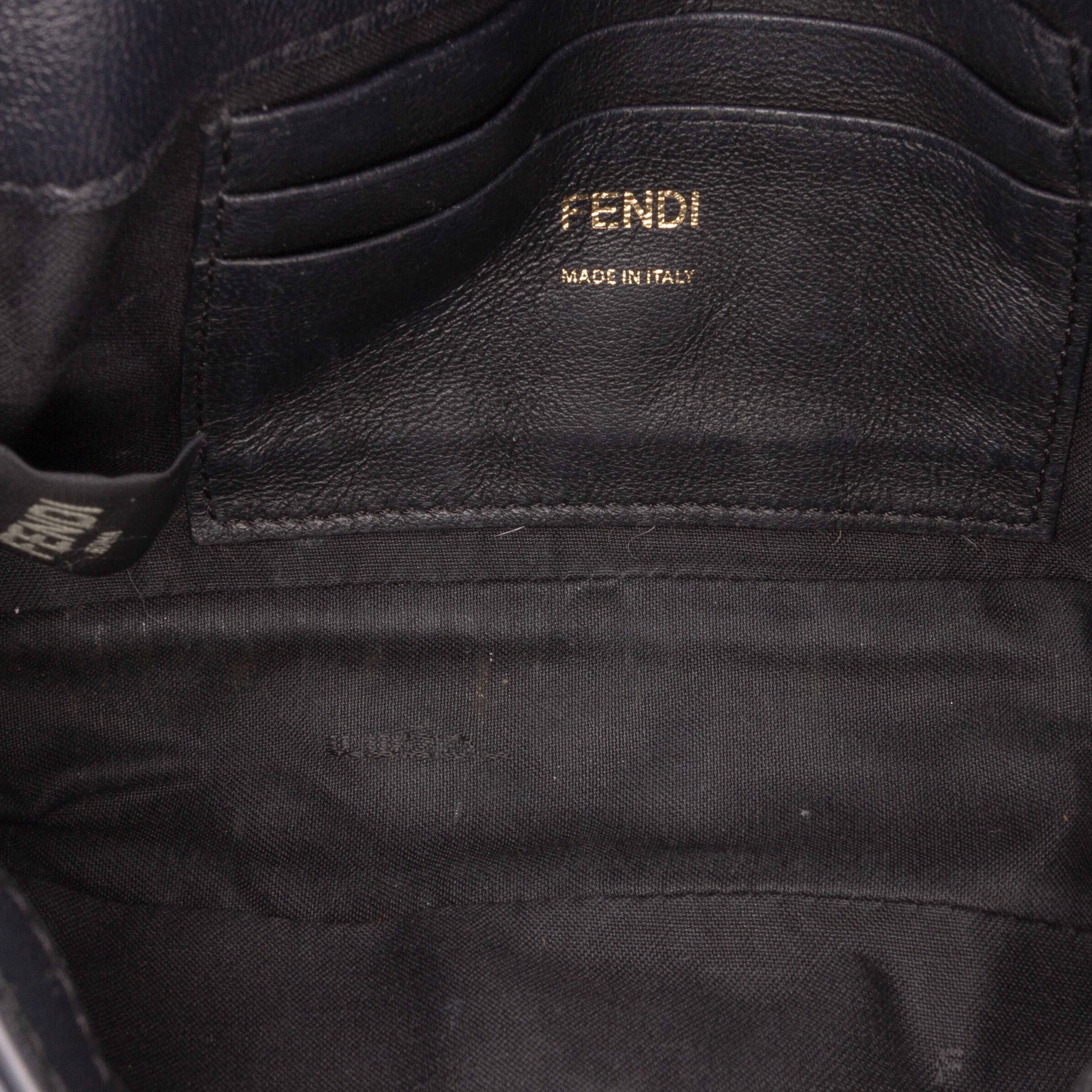 Fendi Mini Zucca Embossed Leather Baguette Satchel, från Luxclusif, i färgen black. Klicka för att öppna bilden i stort format