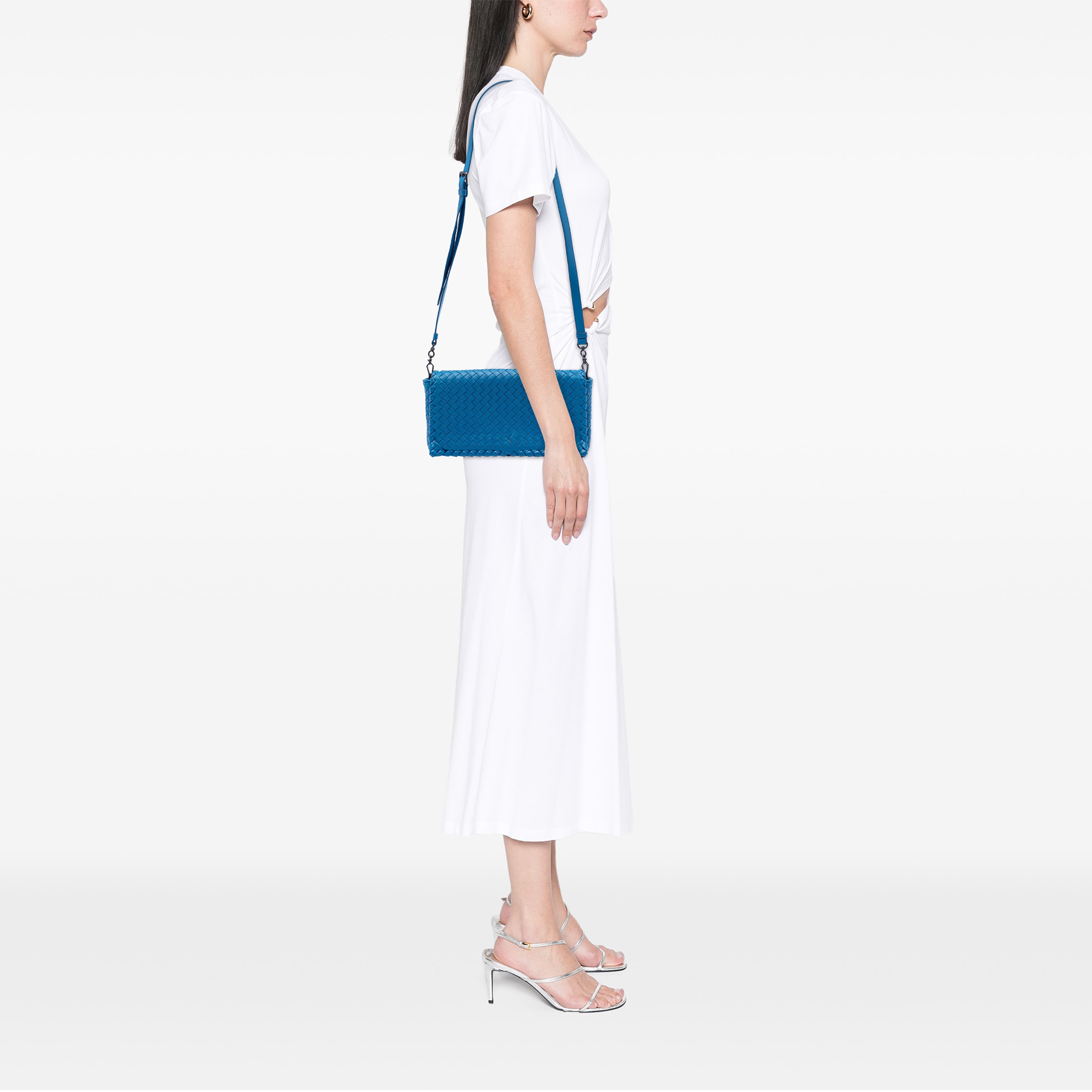 Bottega Veneta Nappa Intrecciato Flap Crossbody, från Luxclusif, i färgen blå. Klicka för att öppna bilden i stort format