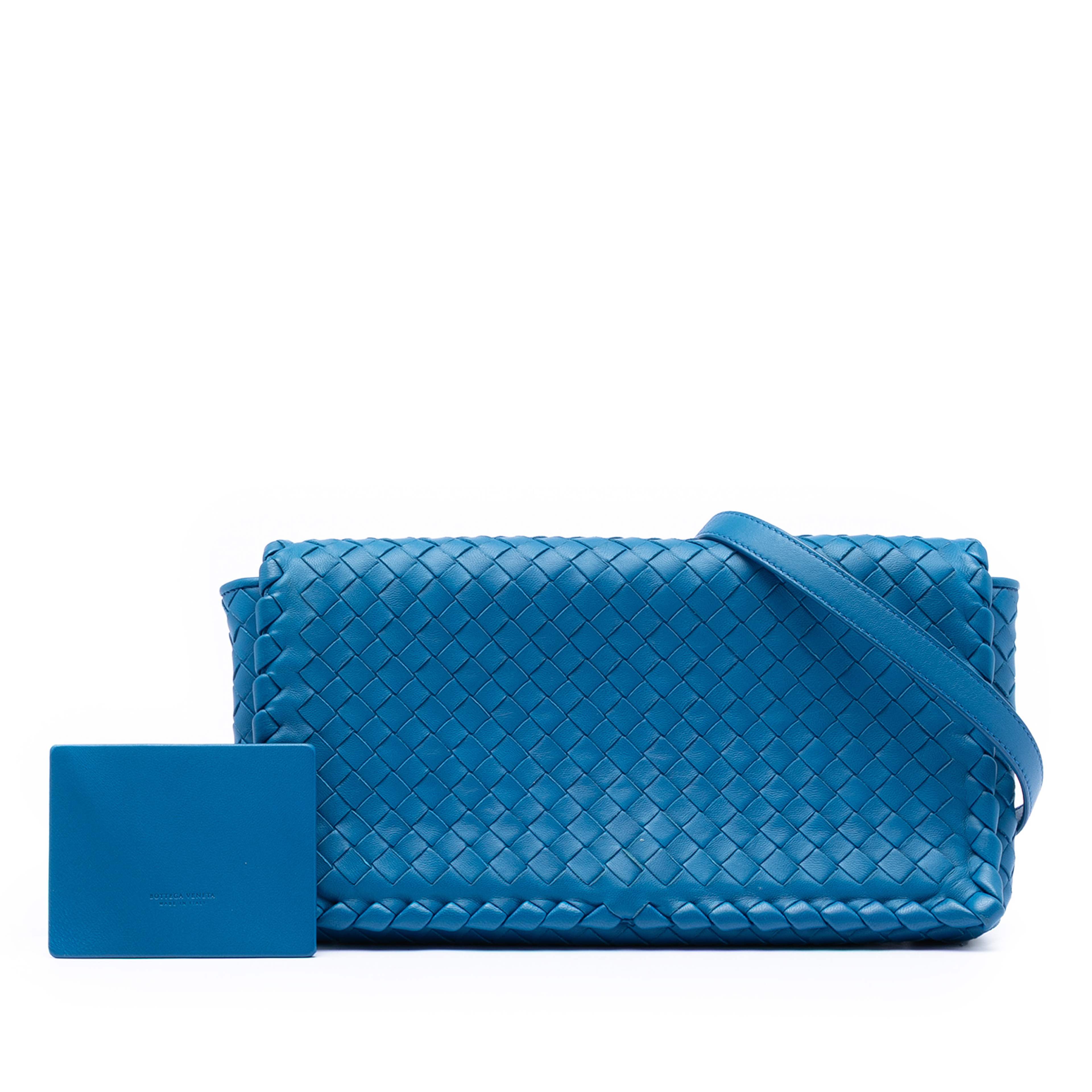Bottega Veneta Nappa Intrecciato Flap Crossbody, från Luxclusif, i färgen blå. Klicka för att öppna bilden i stort format