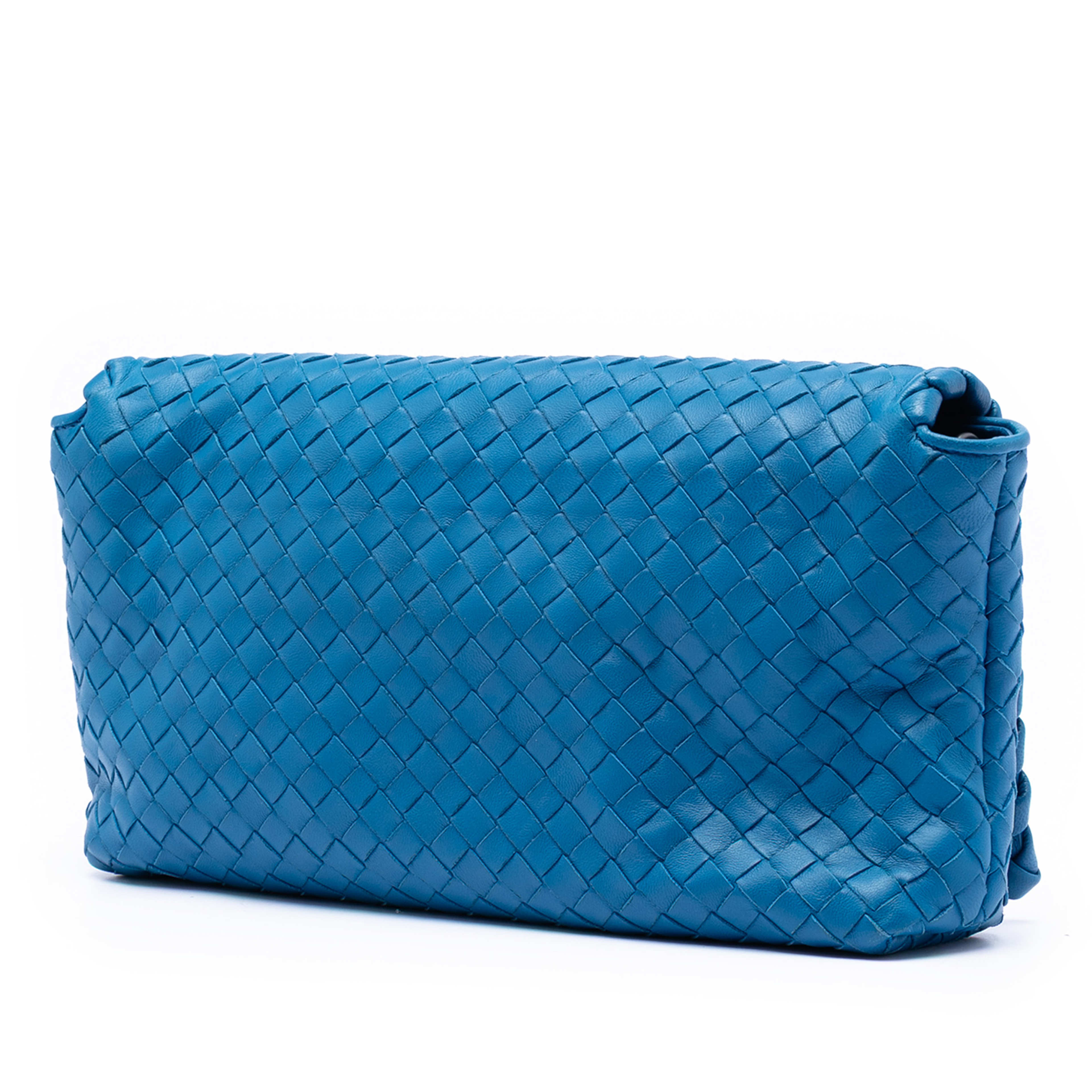 Bottega Veneta Nappa Intrecciato Flap Crossbody, från Luxclusif, i färgen blå. Klicka för att öppna bilden i stort format