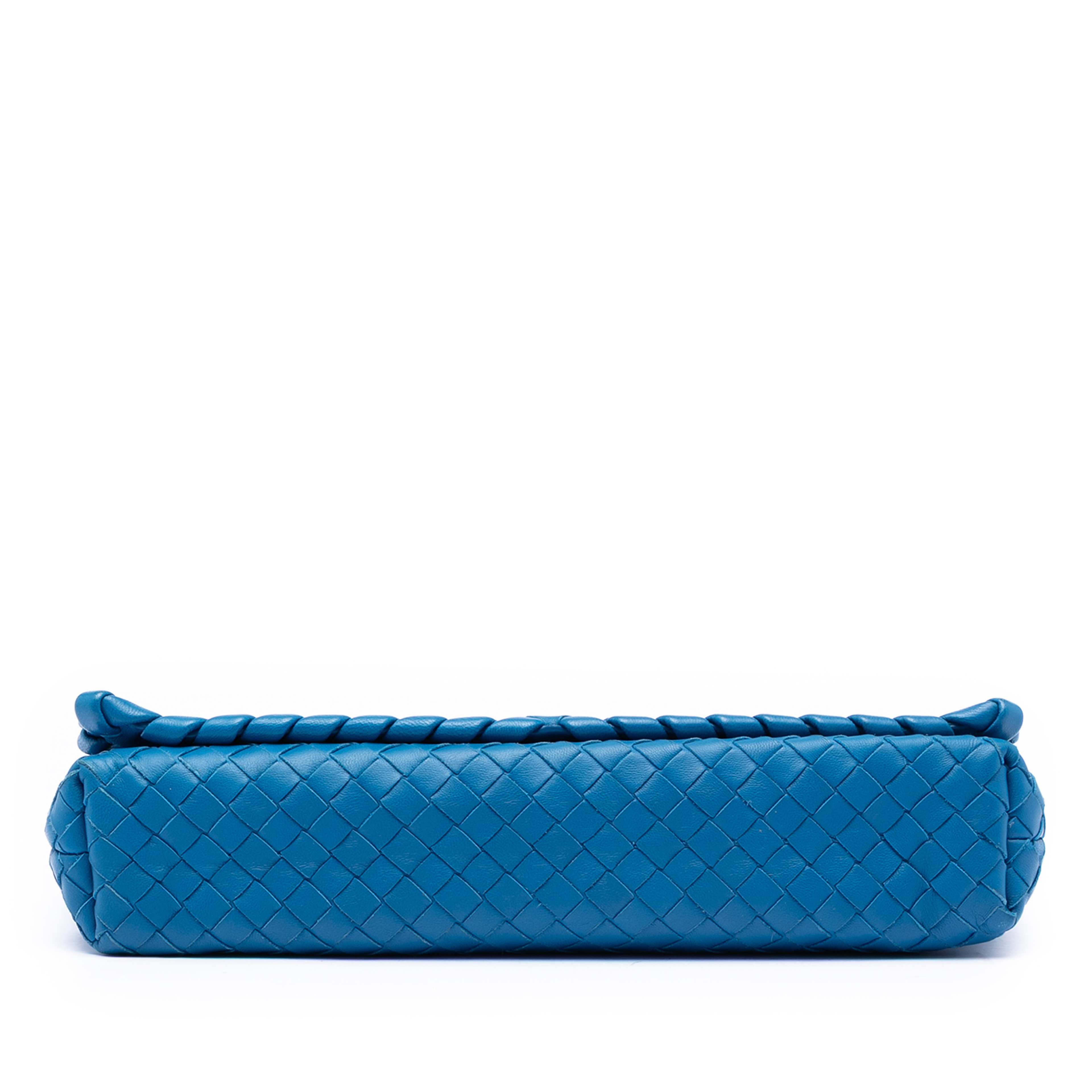 Bottega Veneta Nappa Intrecciato Flap Crossbody, från Luxclusif, i färgen blå. Klicka för att öppna bilden i stort format