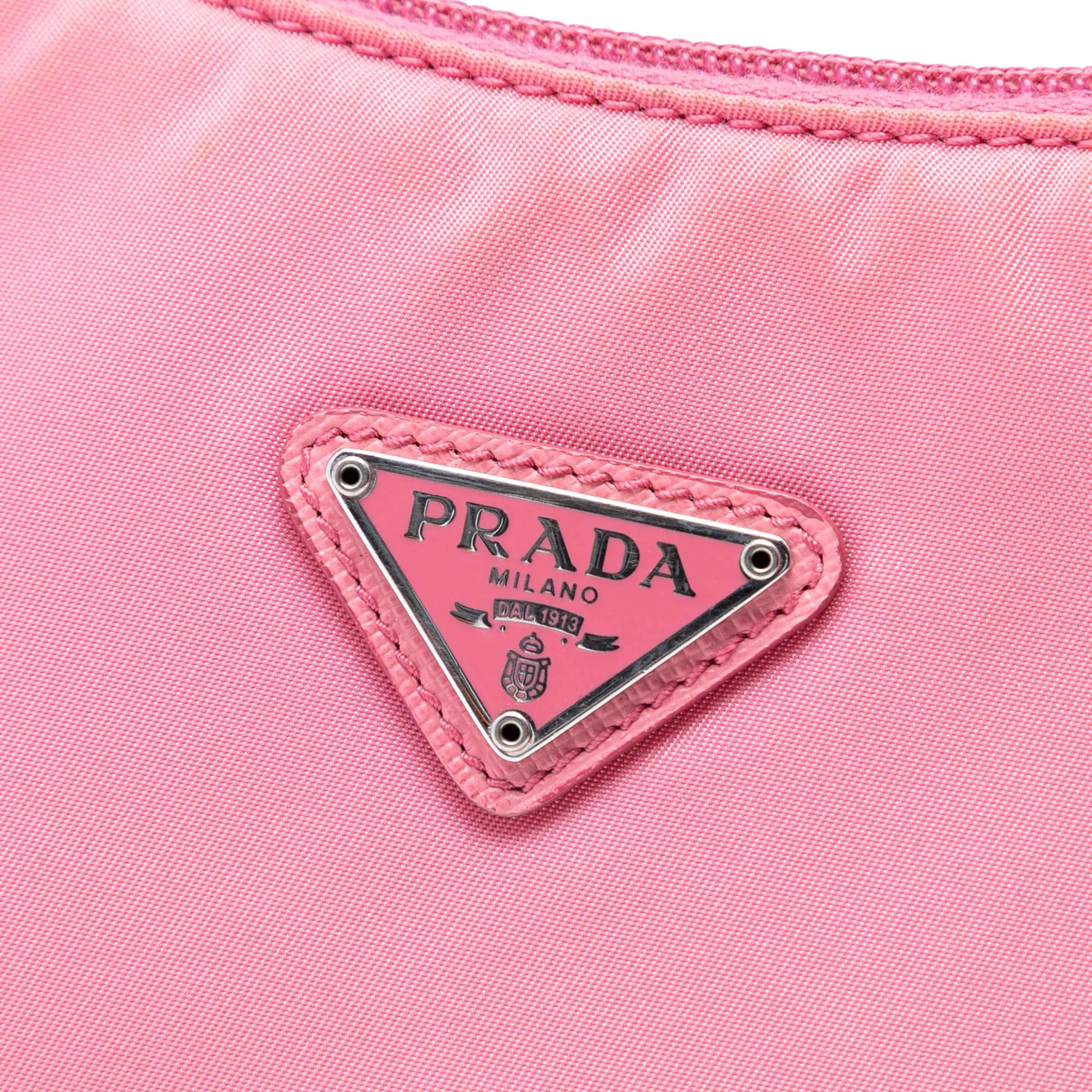 Prada Mini Tessuto Re Edition 2000 Shoulder Bag, från Luxclusif, i färgen pink. Klicka för att öppna bilden i stort format