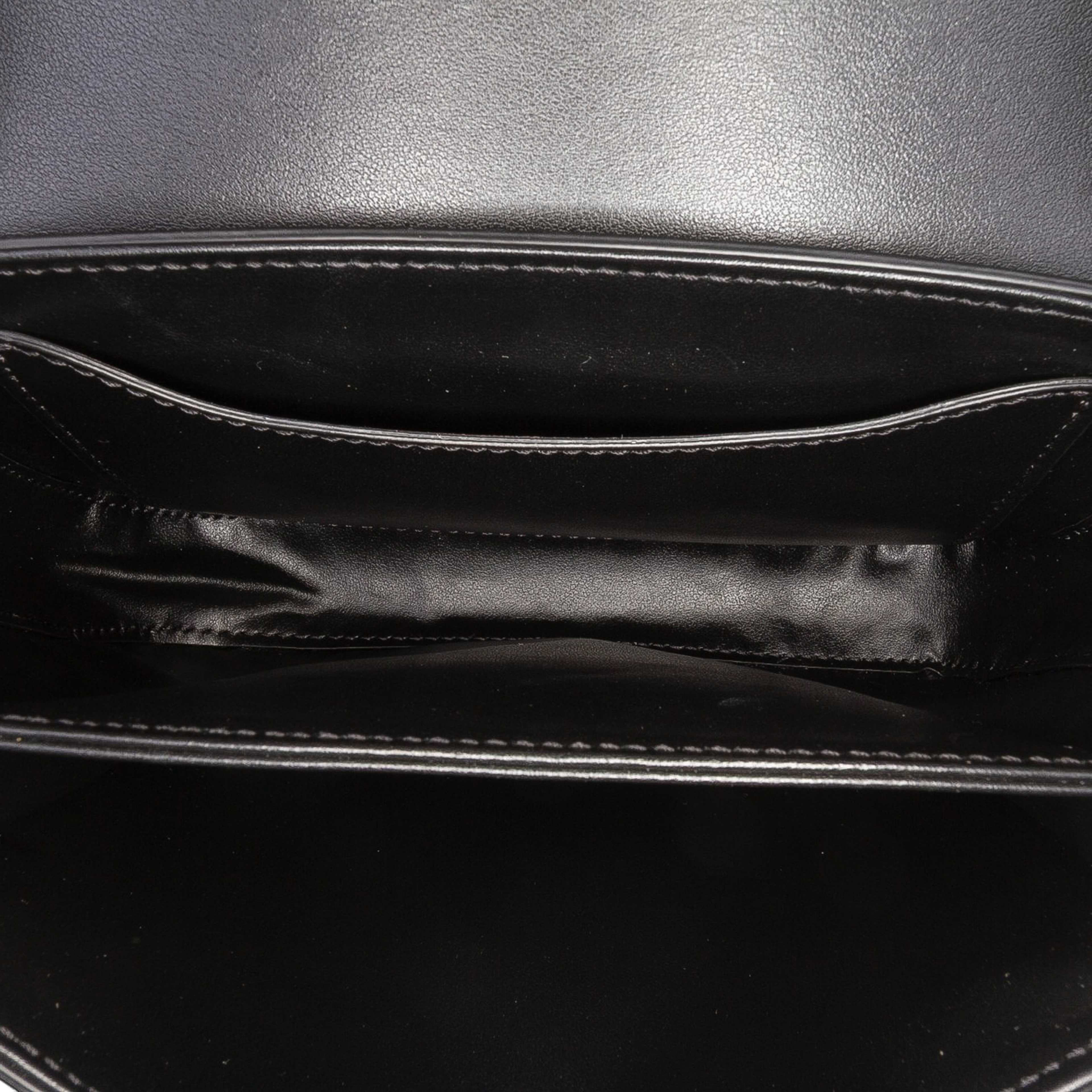 Celine Small Suede Pampille C Bag, från Luxclusif, i färgen black. Klicka för att öppna bilden i stort format