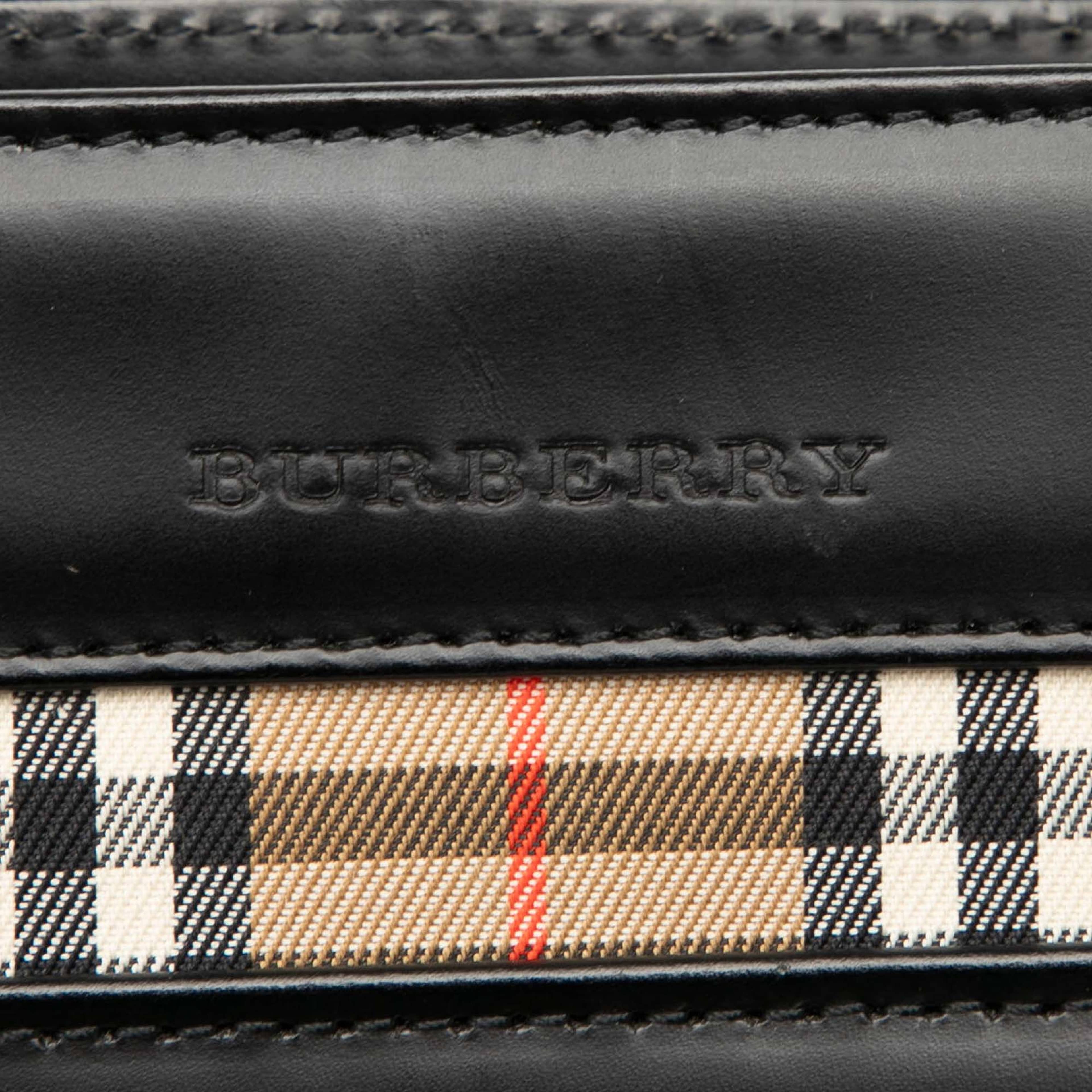 Burberry House Check Trimmed Leather Handbag, från Luxclusif, i färgen black. Klicka för att öppna bilden i stort format