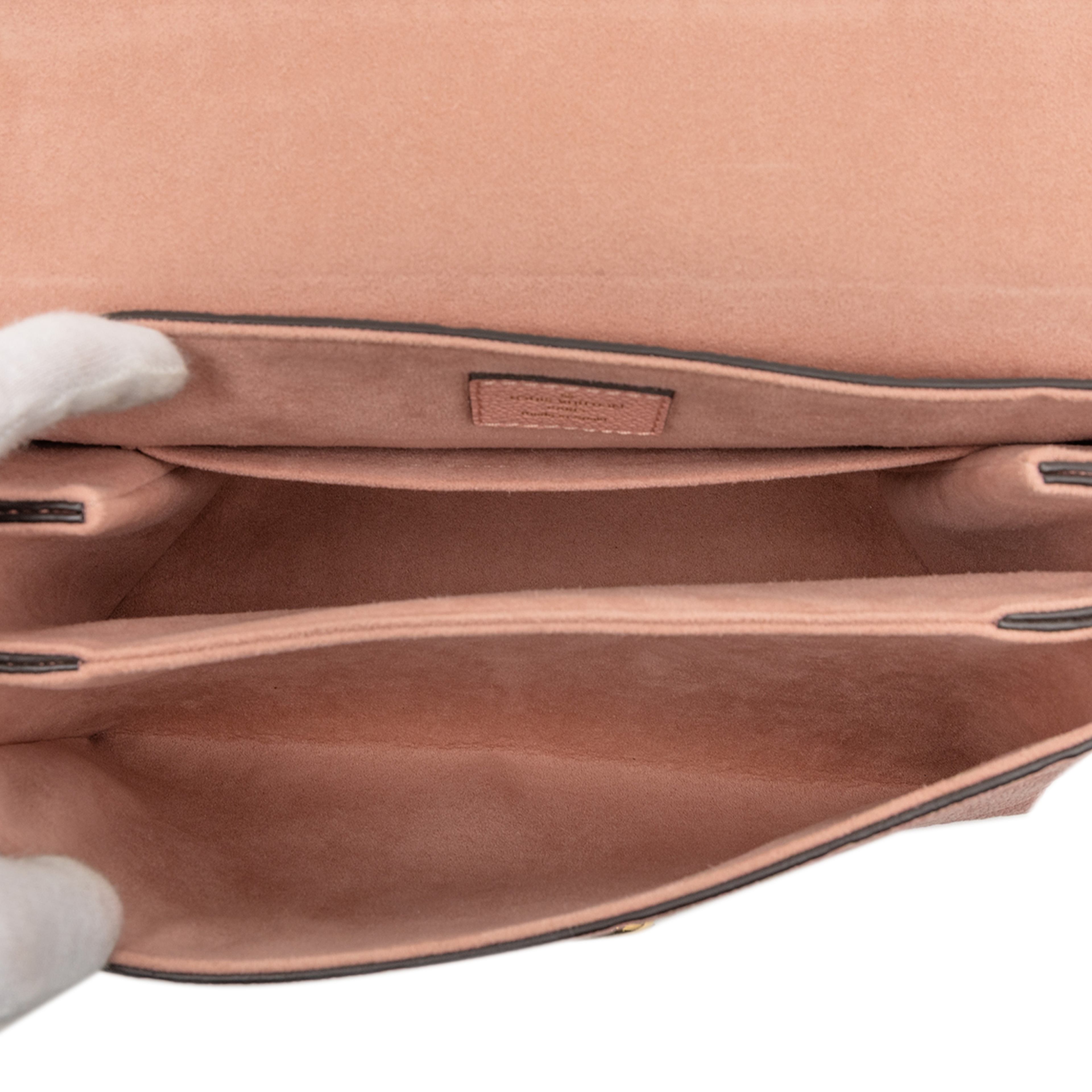 Louis Vuitton Monogram Empreinte Georges Bb, från Luxclusif, i färgen pink. Klicka för att öppna bilden i stort format