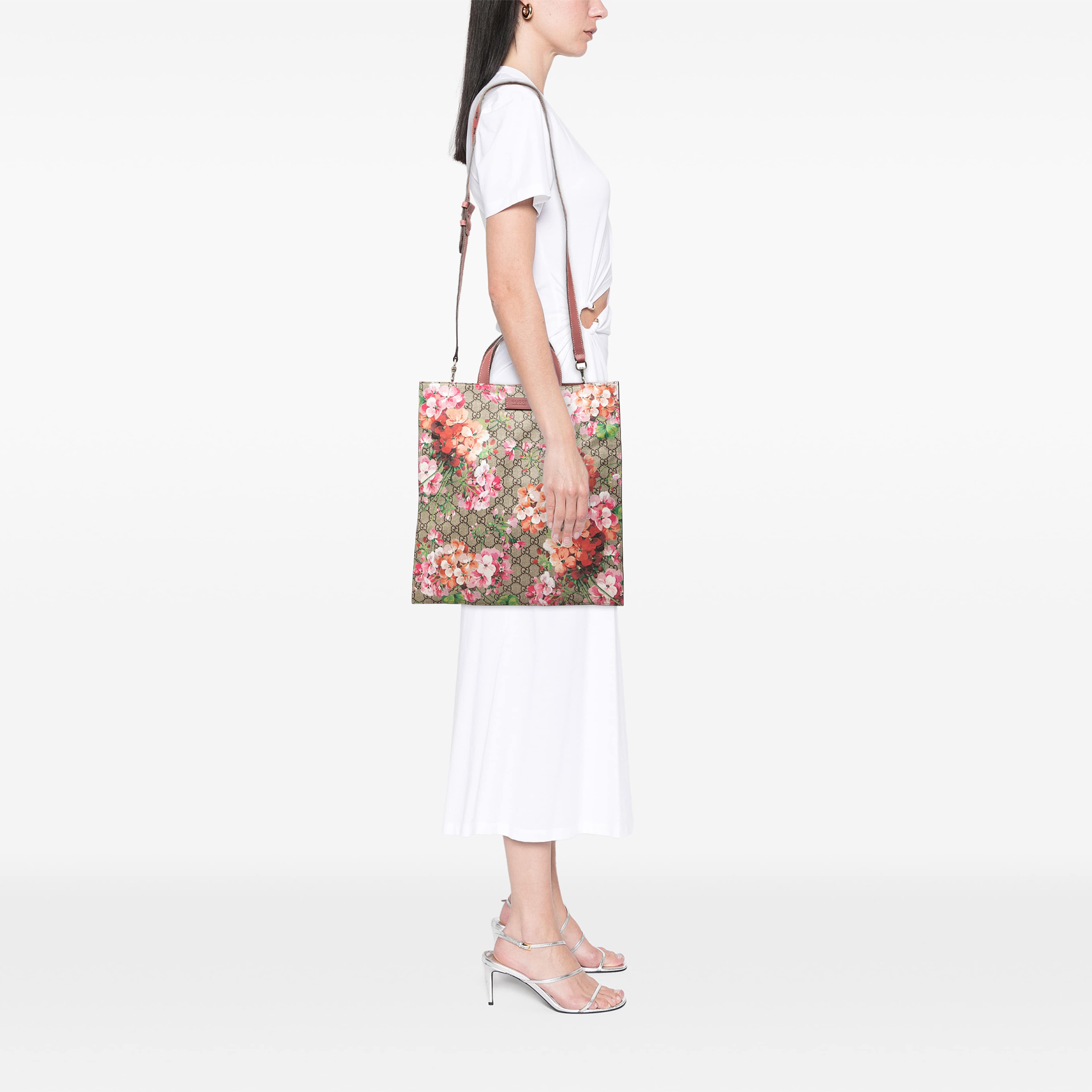 Gucci Gg Supreme Blooms Convertible Tote, från Luxclusif, i färgen beige. Klicka för att öppna bilden i stort format
