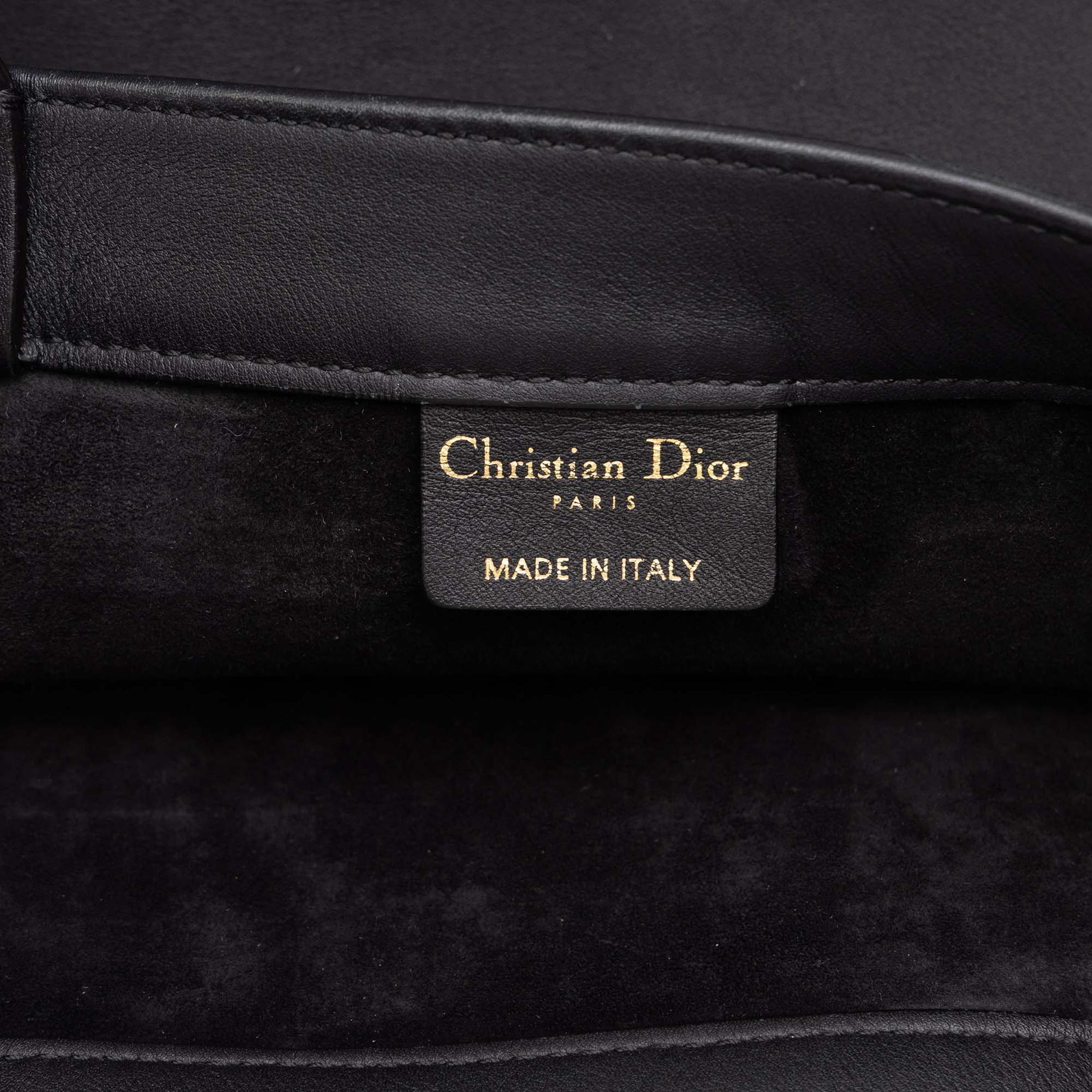 Dior Medium Embossed Leather Book Tote, från Luxclusif, i färgen svart. Klicka för att öppna bilden i stort format