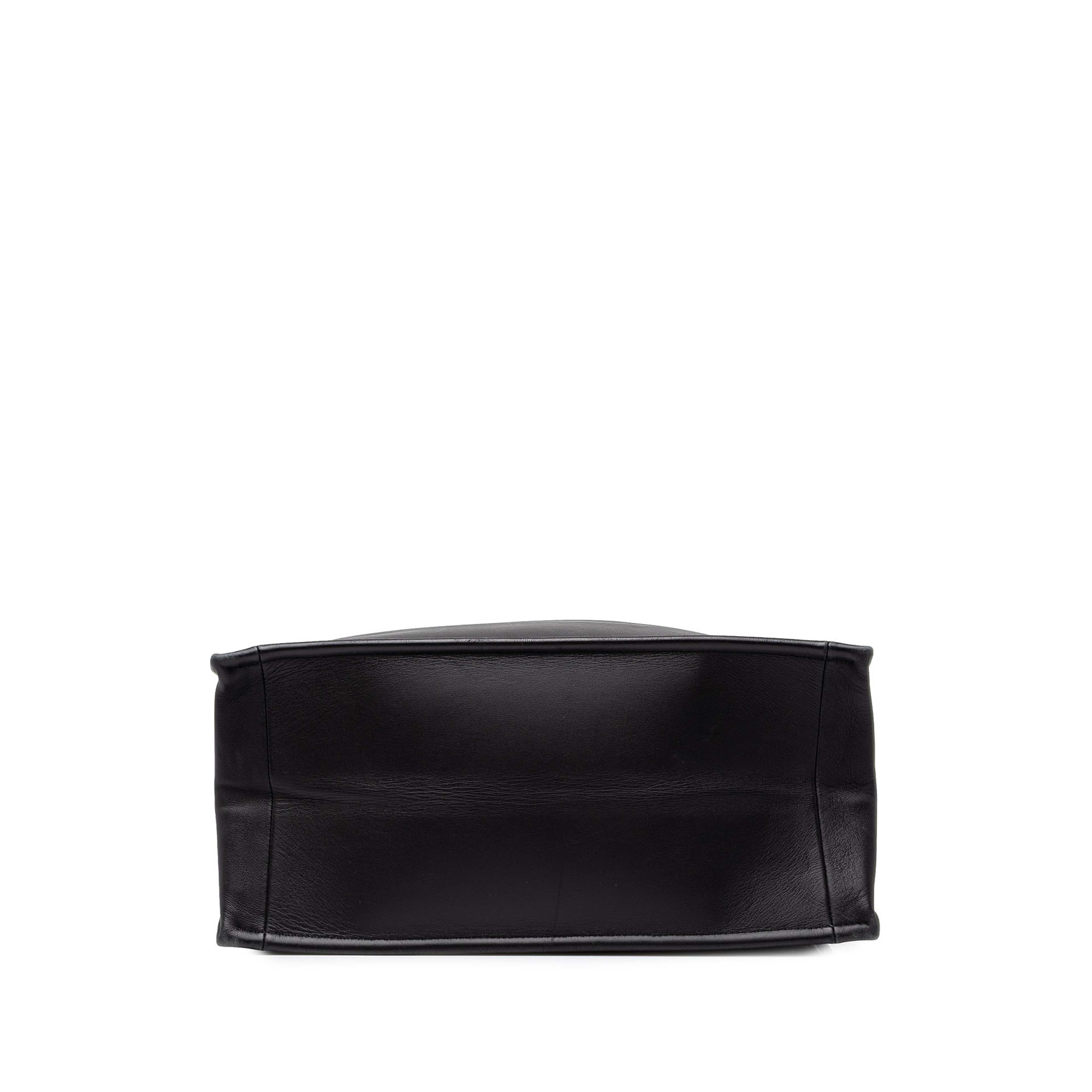 Dior Medium Embossed Leather Book Tote, från Luxclusif, i färgen svart. Klicka för att öppna bilden i stort format