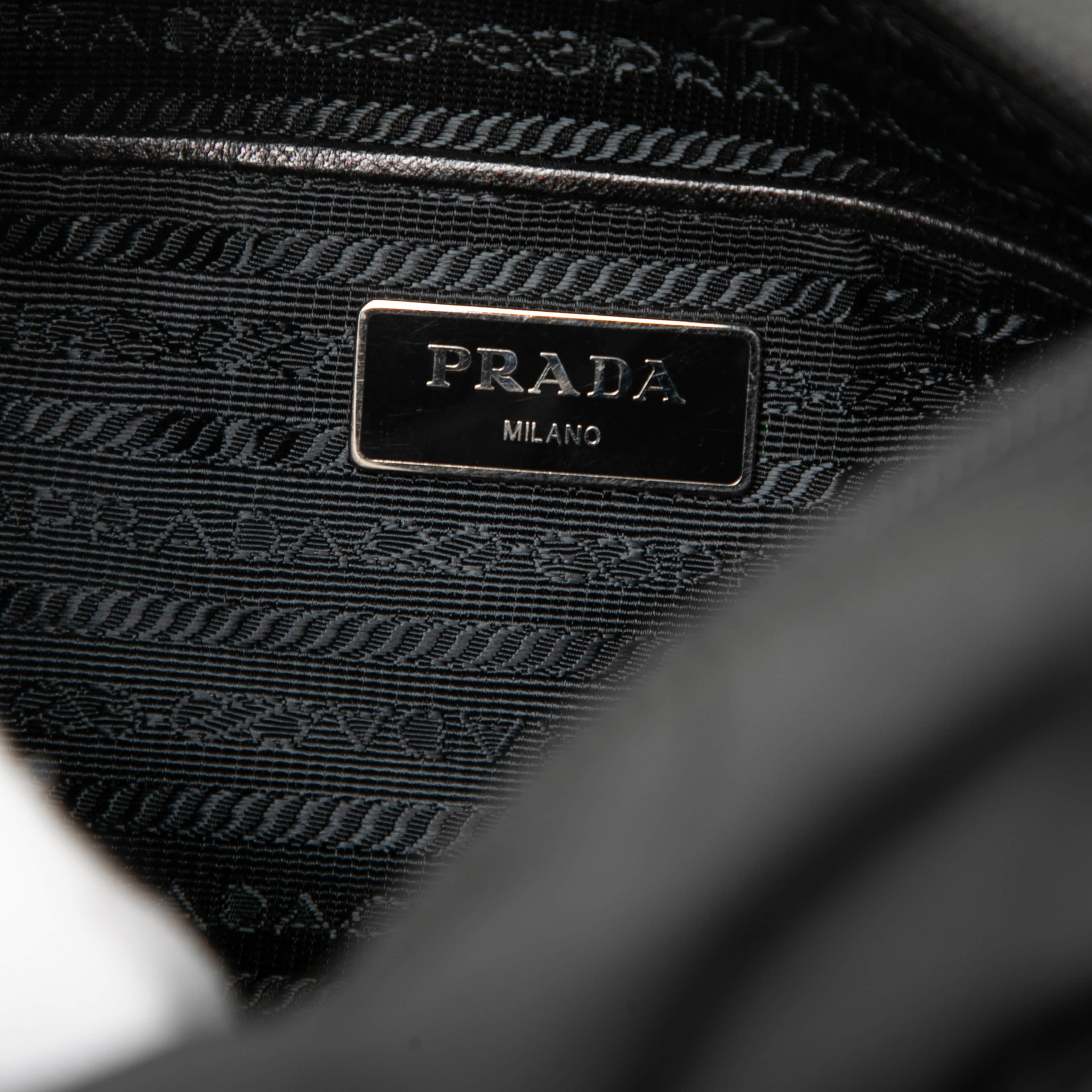 Prada Tessuto Zip Top Crossbody, från Luxclusif, i färgen black. Klicka för att öppna bilden i stort format