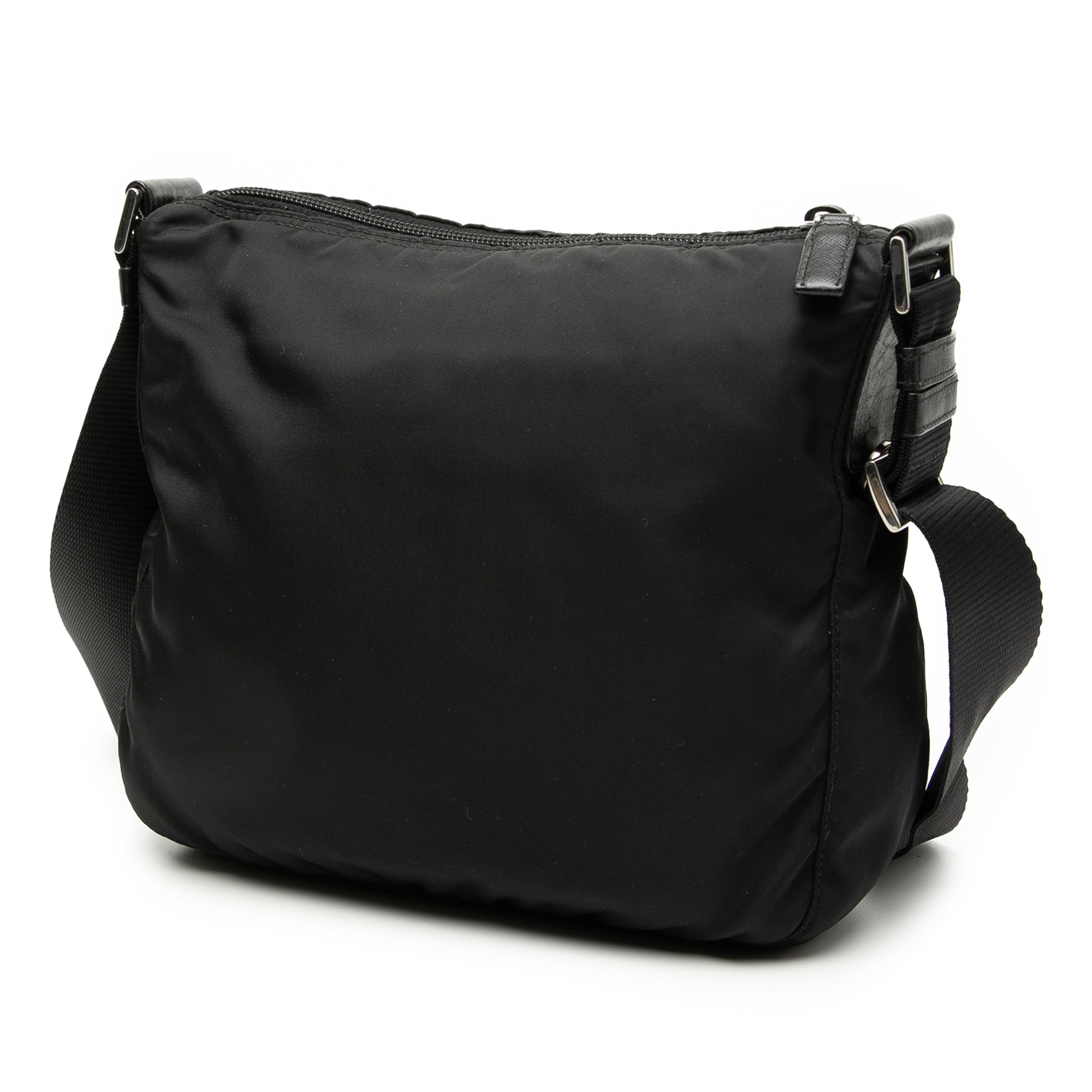 Prada Tessuto Zip Top Crossbody, från Luxclusif, i färgen black. Klicka för att öppna bilden i stort format