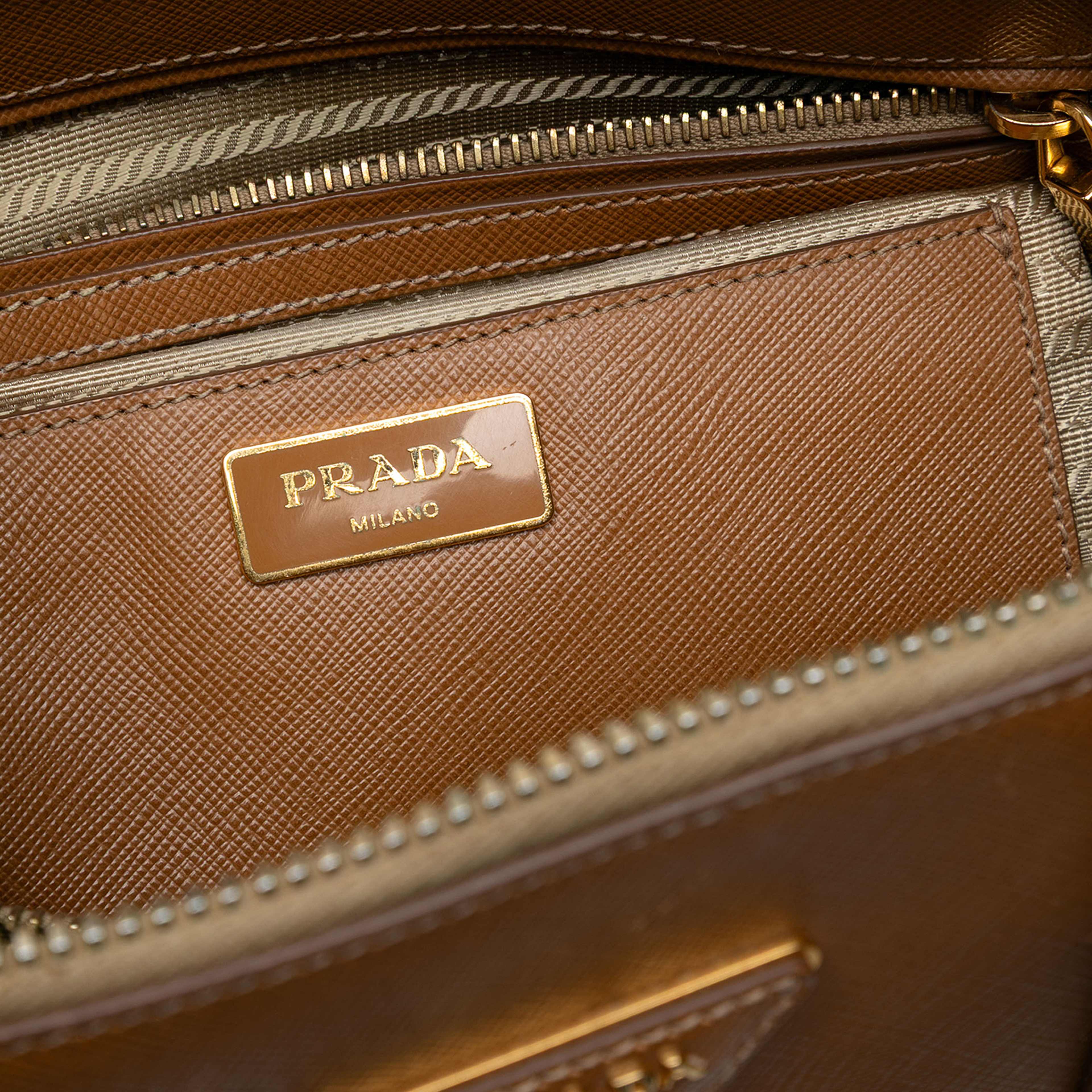 Prada Large Saffiano Lux Promenade Satchel, från Luxclusif, i färgen brown. Klicka för att öppna bilden i stort format