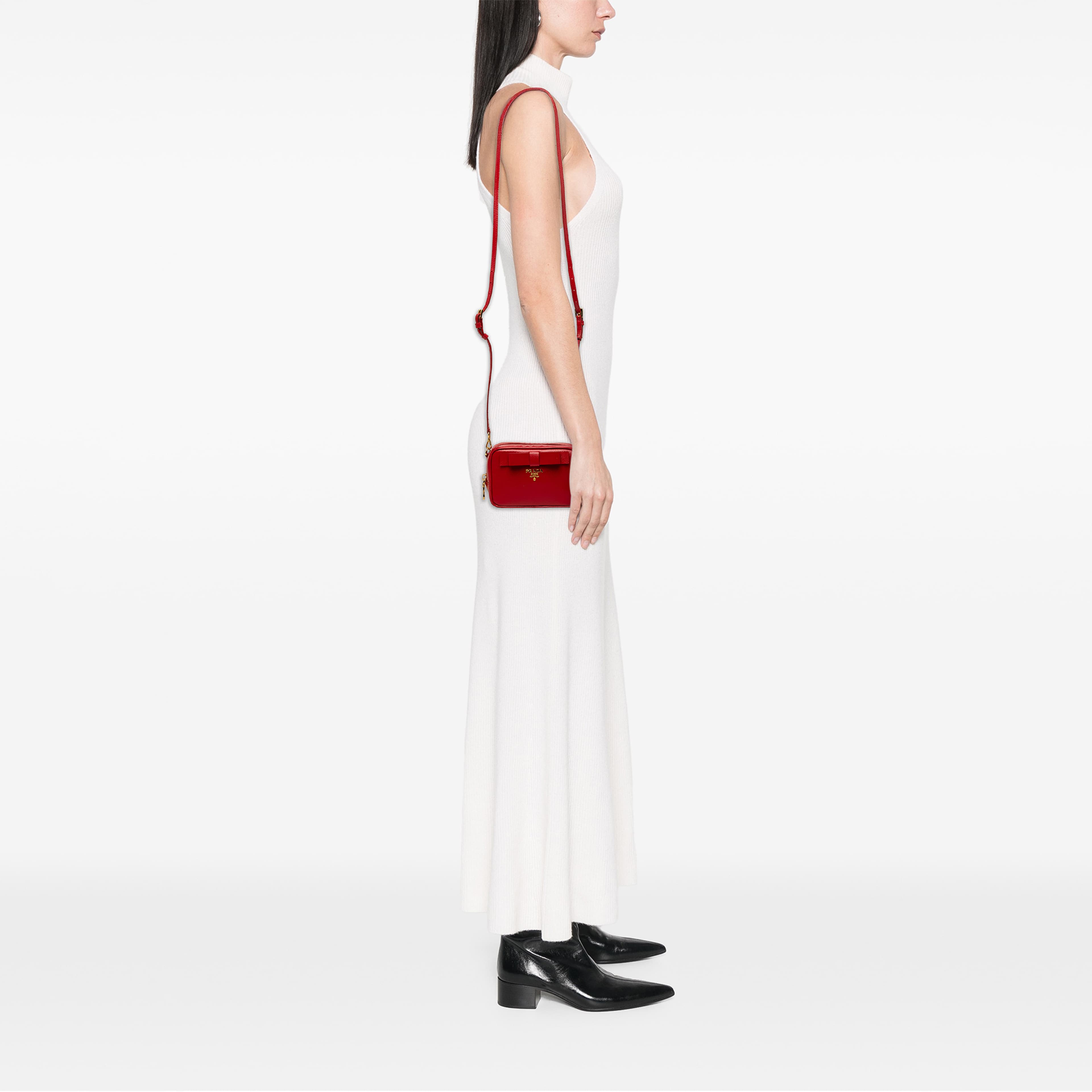 Prada Saffiano Vernice Bow Camera Bag, från Luxclusif, i färgen röd. Klicka för att öppna bilden i stort format