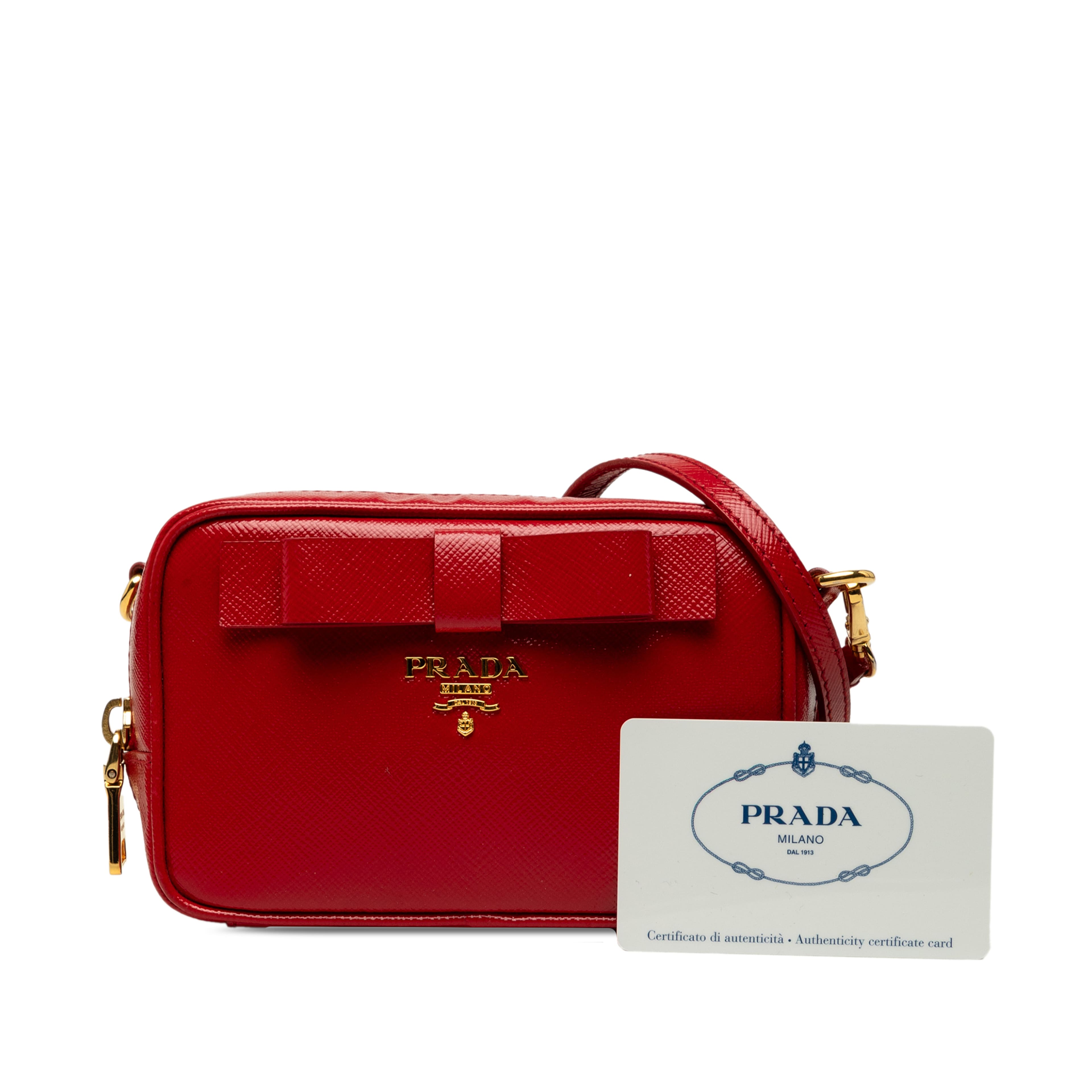 Prada Saffiano Vernice Bow Camera Bag, från Luxclusif, i färgen röd. Klicka för att öppna bilden i stort format
