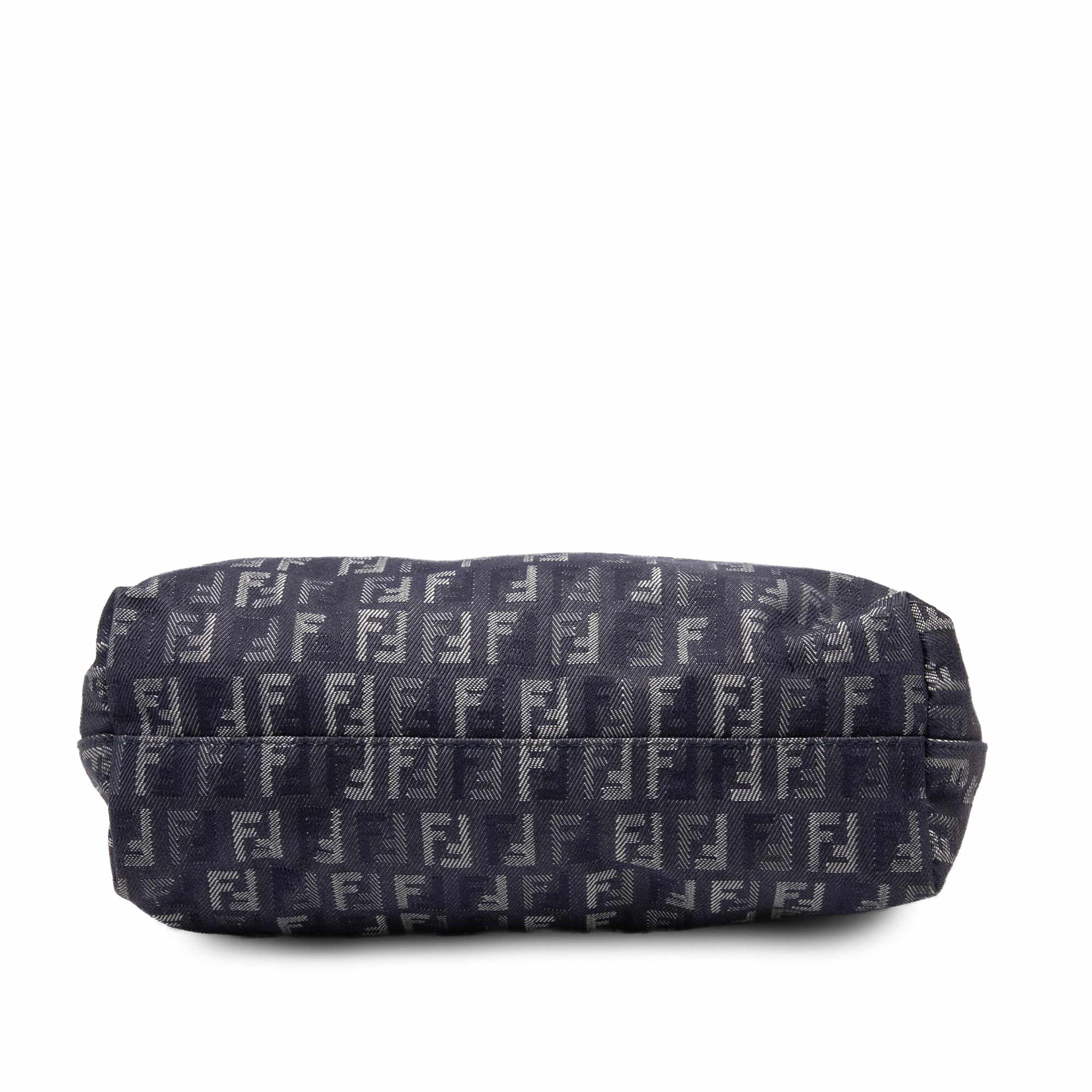 Fendi Zucchino Denim Tote, från Luxclusif, i färgen denim. Klicka för att öppna bilden i stort format