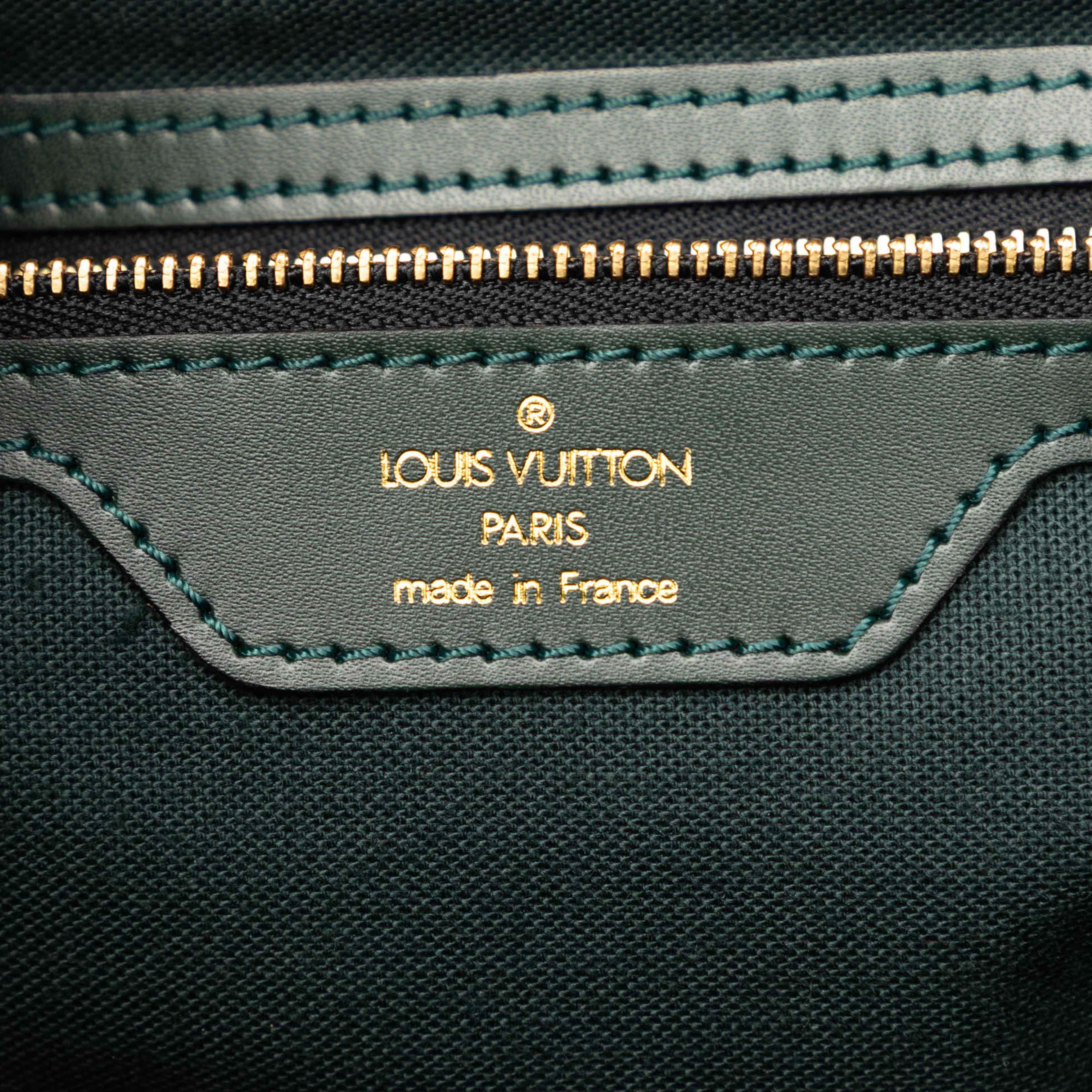 Louis Vuitton Taiga Cassiar, från Luxclusif, i färgen dark green. Klicka för att öppna bilden i stort format