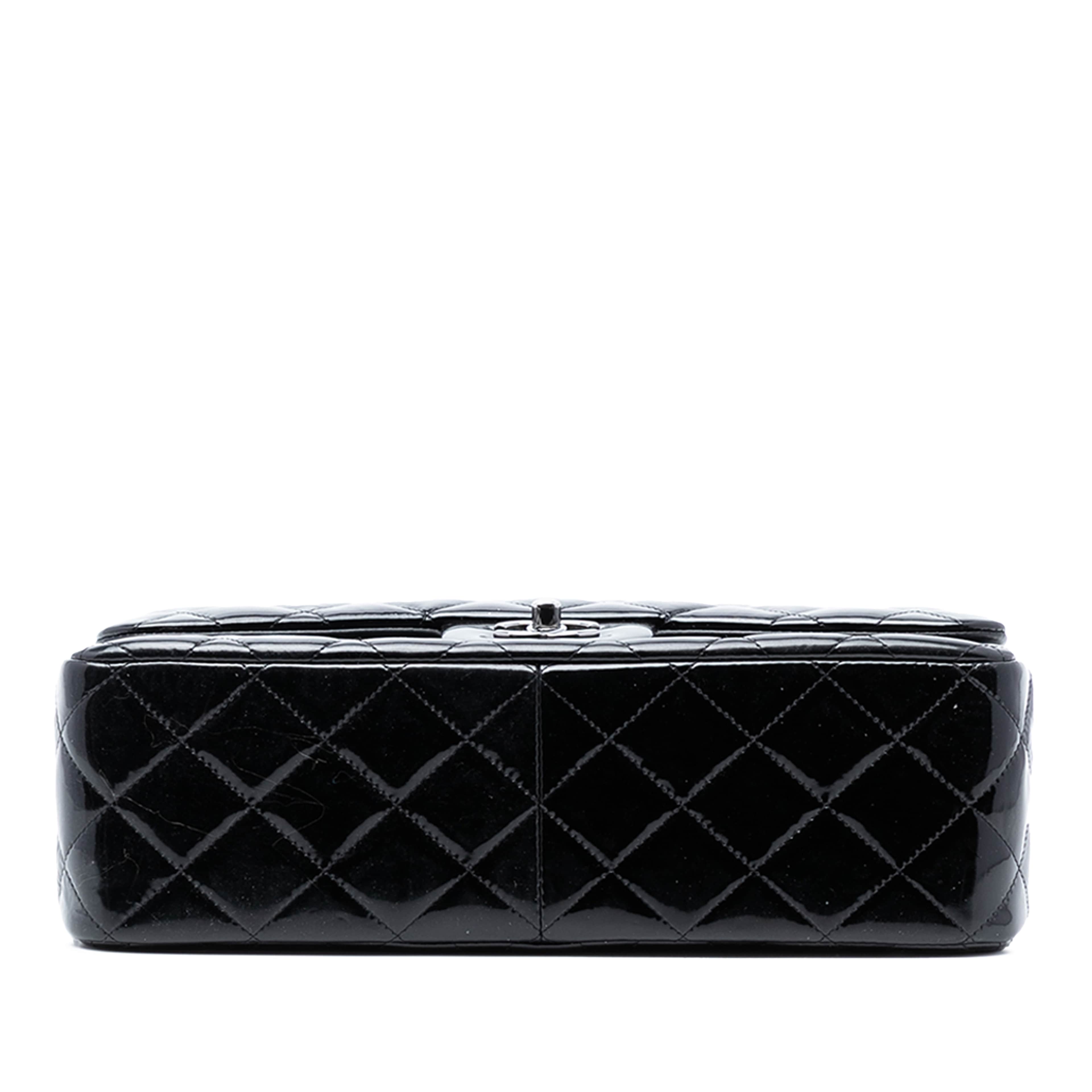 Chanel Jumbo Classic Patent Double Flap, från Luxclusif, i färgen black. Klicka för att öppna bilden i stort format