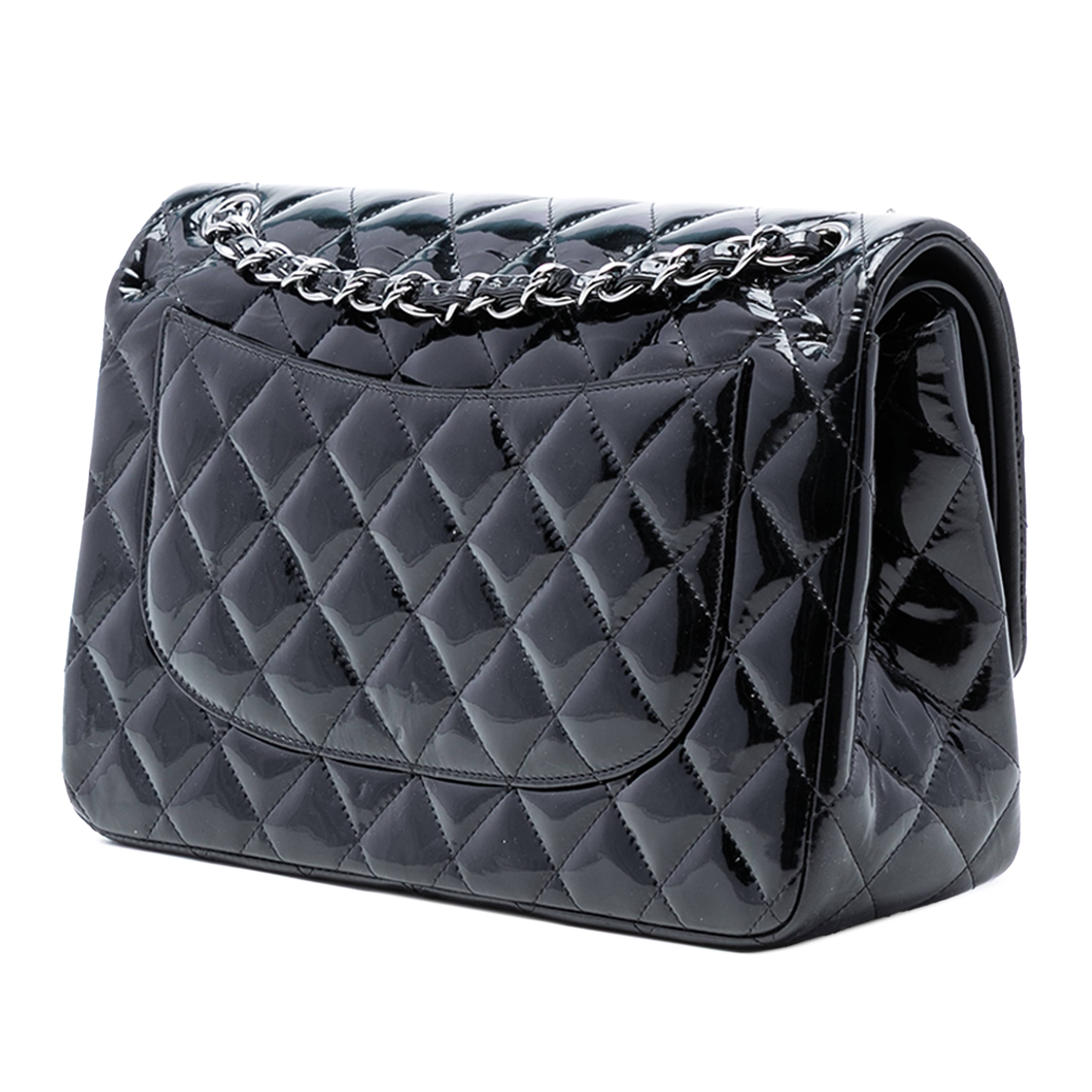 Chanel Jumbo Classic Patent Double Flap, från Luxclusif, i färgen black. Klicka för att öppna bilden i stort format