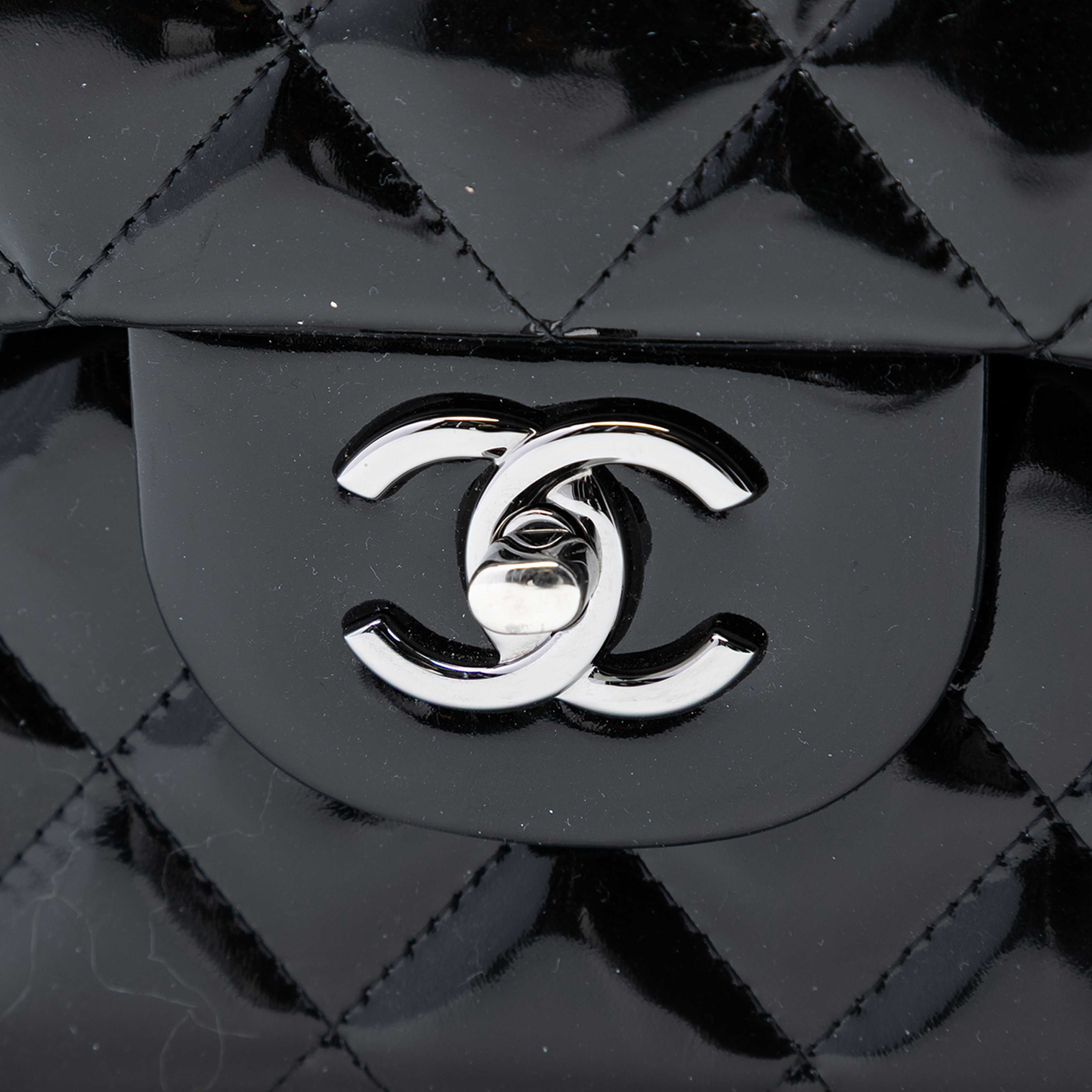 Chanel Jumbo Classic Patent Double Flap, från Luxclusif, i färgen black. Klicka för att öppna bilden i stort format