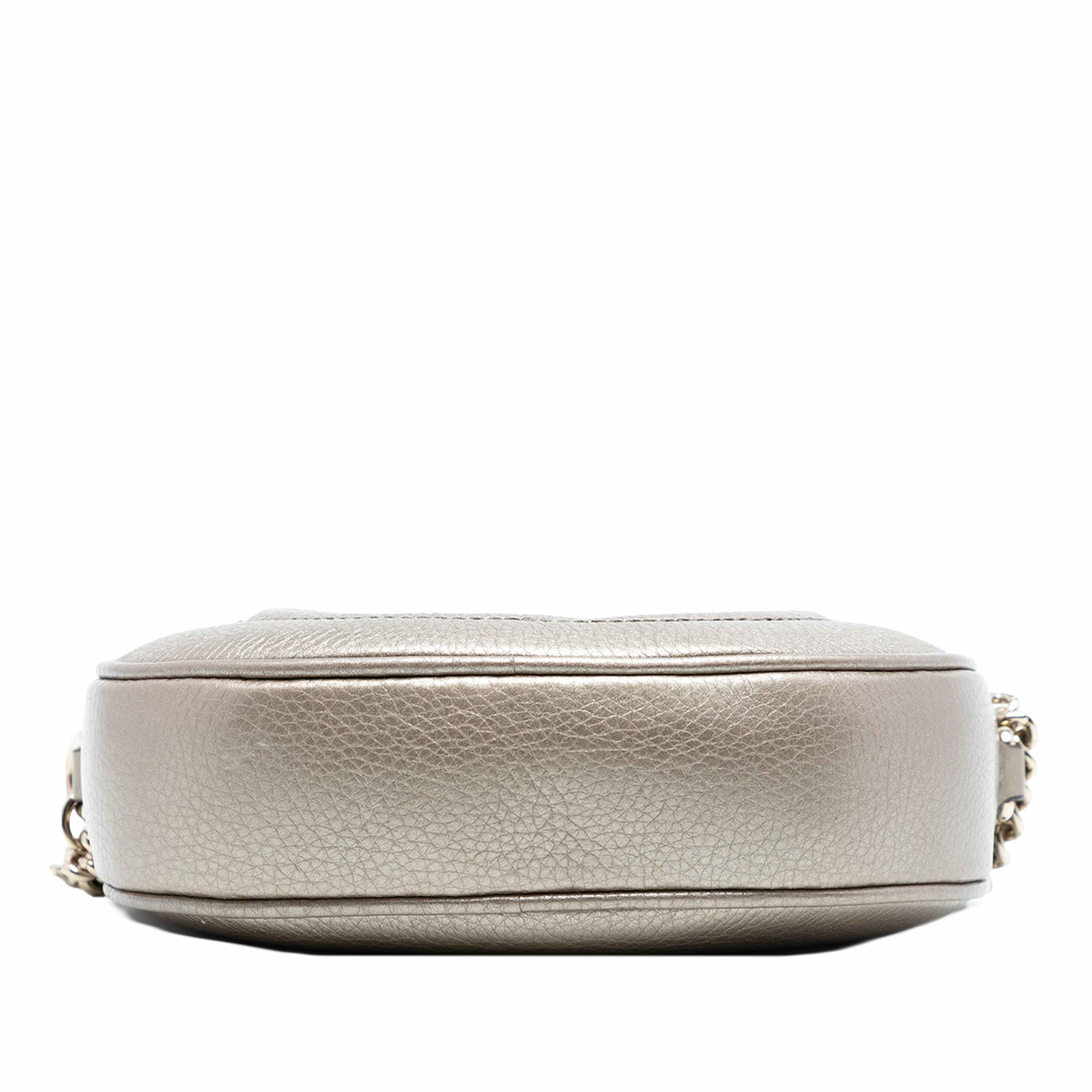 Gucci Mini Metallic Pebbled Calfskin Soho Chain Crossbody, från Luxclusif, i färgen gold. Klicka för att öppna bilden i stort format