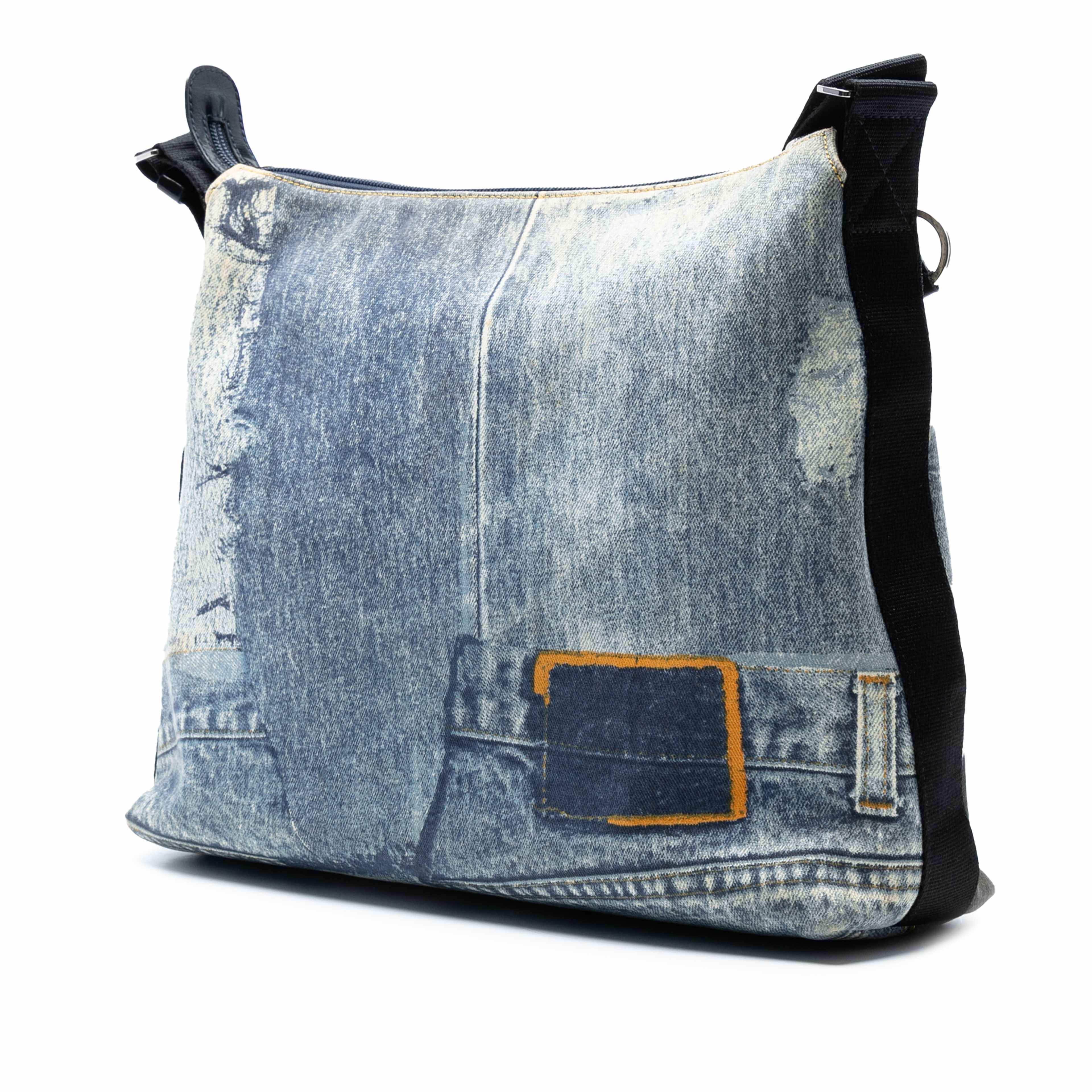 Dior Printed Denim Speedway Crossbody, från Luxclusif, i färgen blå. Klicka för att öppna bilden i stort format