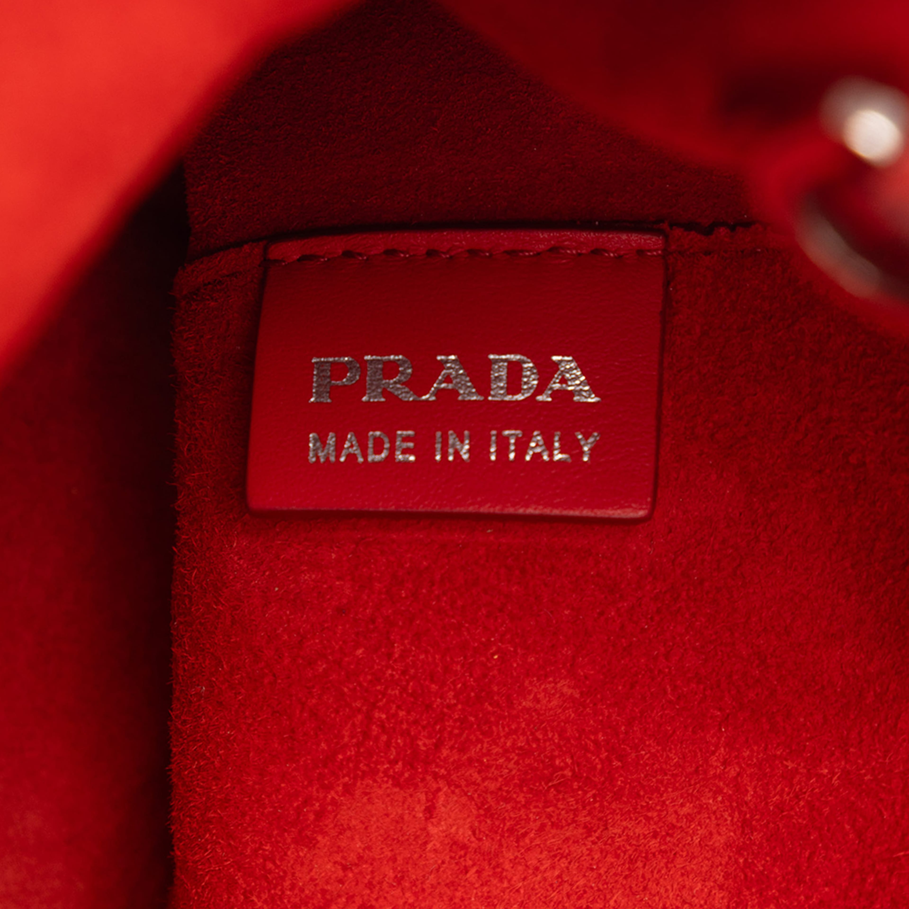 Prada Medium City Calf Galleria Double Zip Satchel, från Luxclusif, i färgen red. Klicka för att öppna bilden i stort format