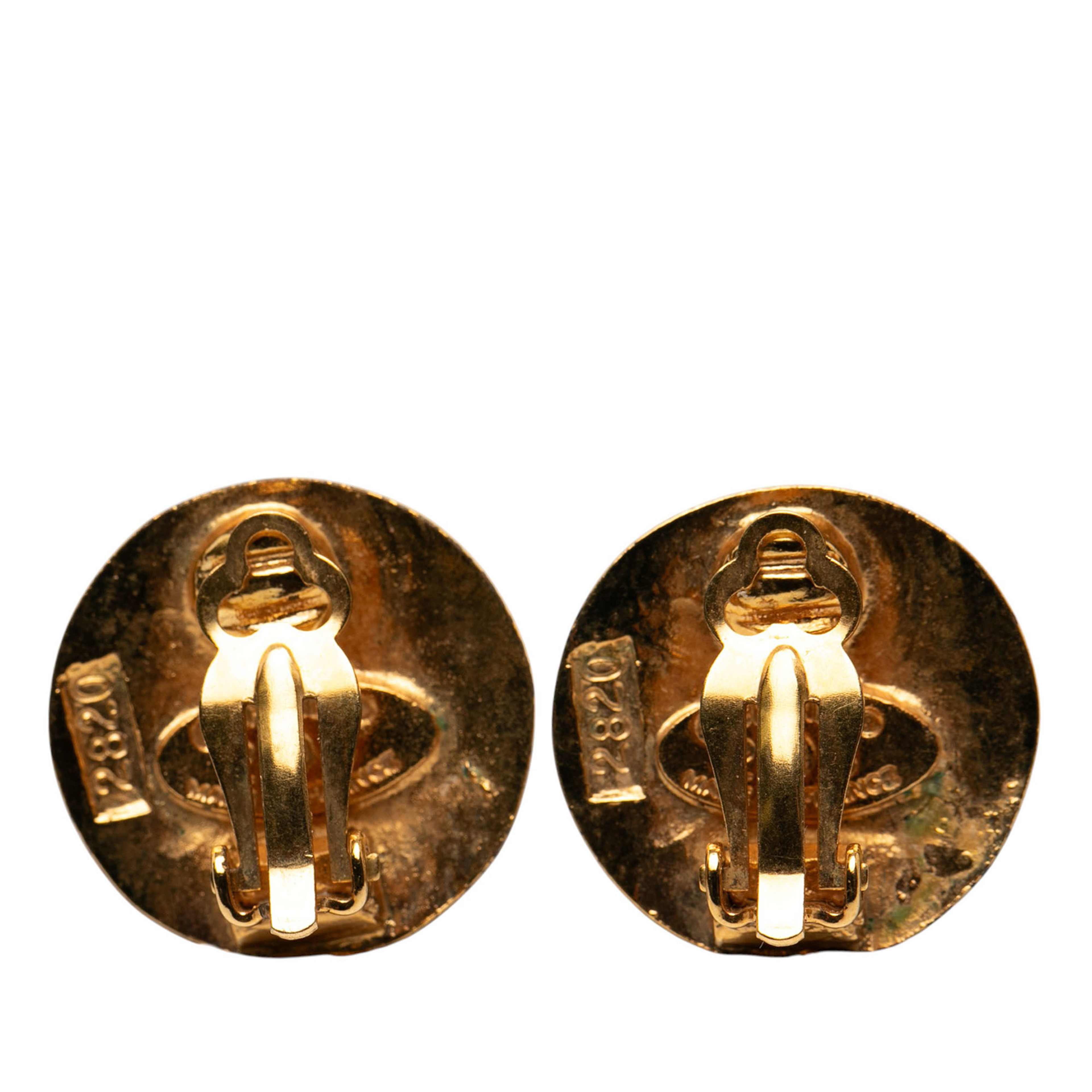 Chanel Gold Plated Cc Round Clip On Earrings, från Luxclusif, i färgen gold. Klicka för att öppna bilden i stort format