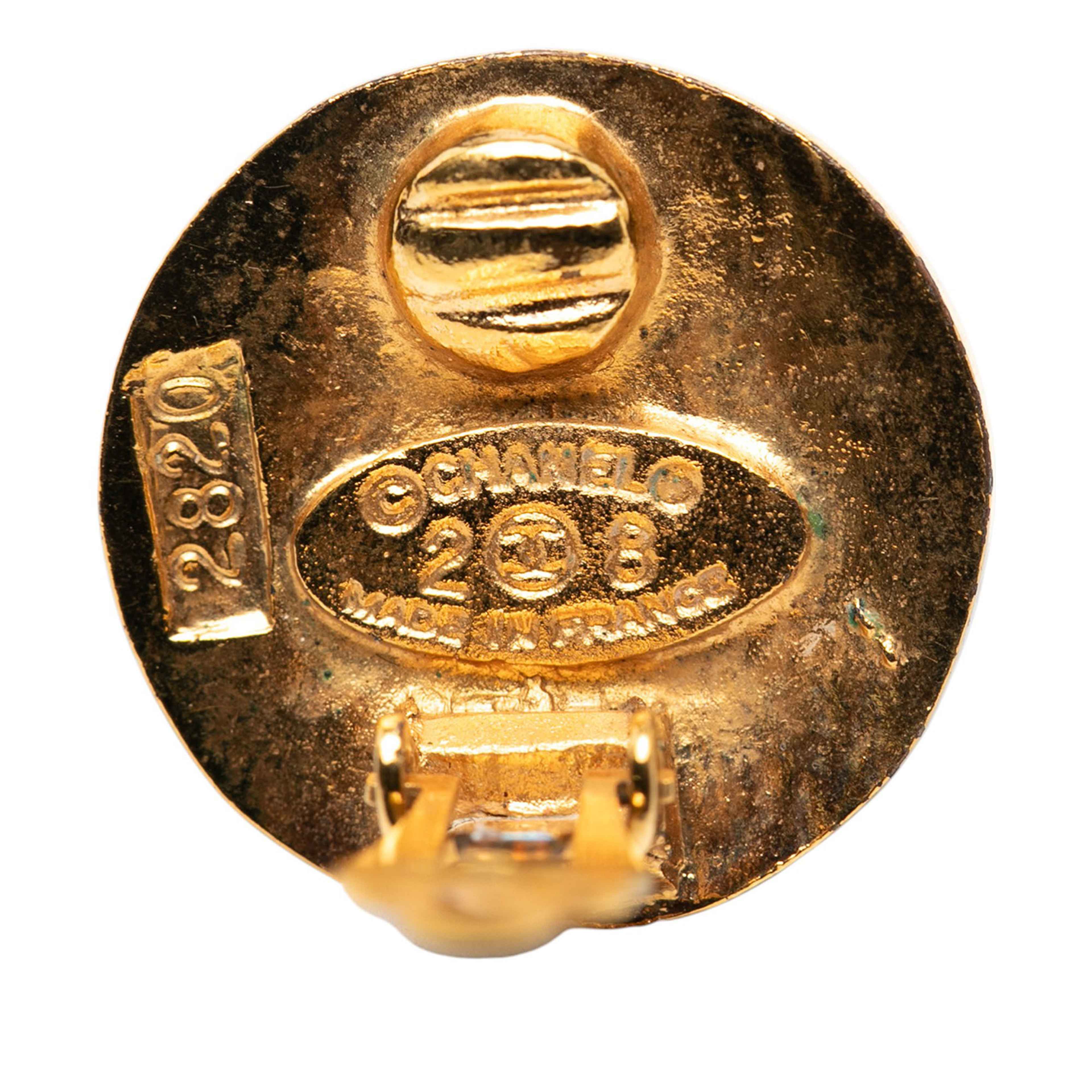 Chanel Gold Plated Cc Round Clip On Earrings, från Luxclusif, i färgen gold. Klicka för att öppna bilden i stort format