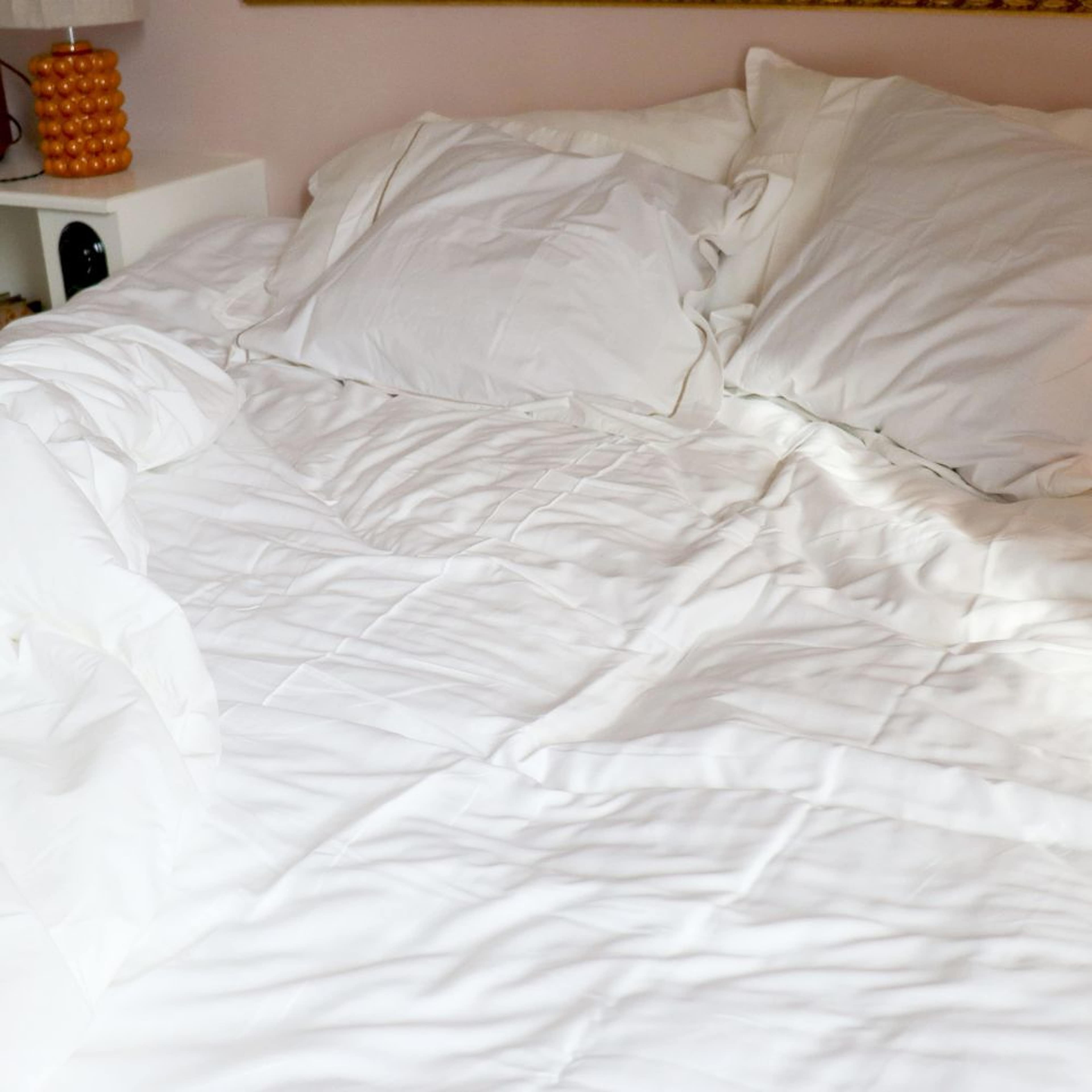 Ralph - Underlakan White 160x270, från Home of ESS, i färgen white. Klicka för att öppna bilden i stort format