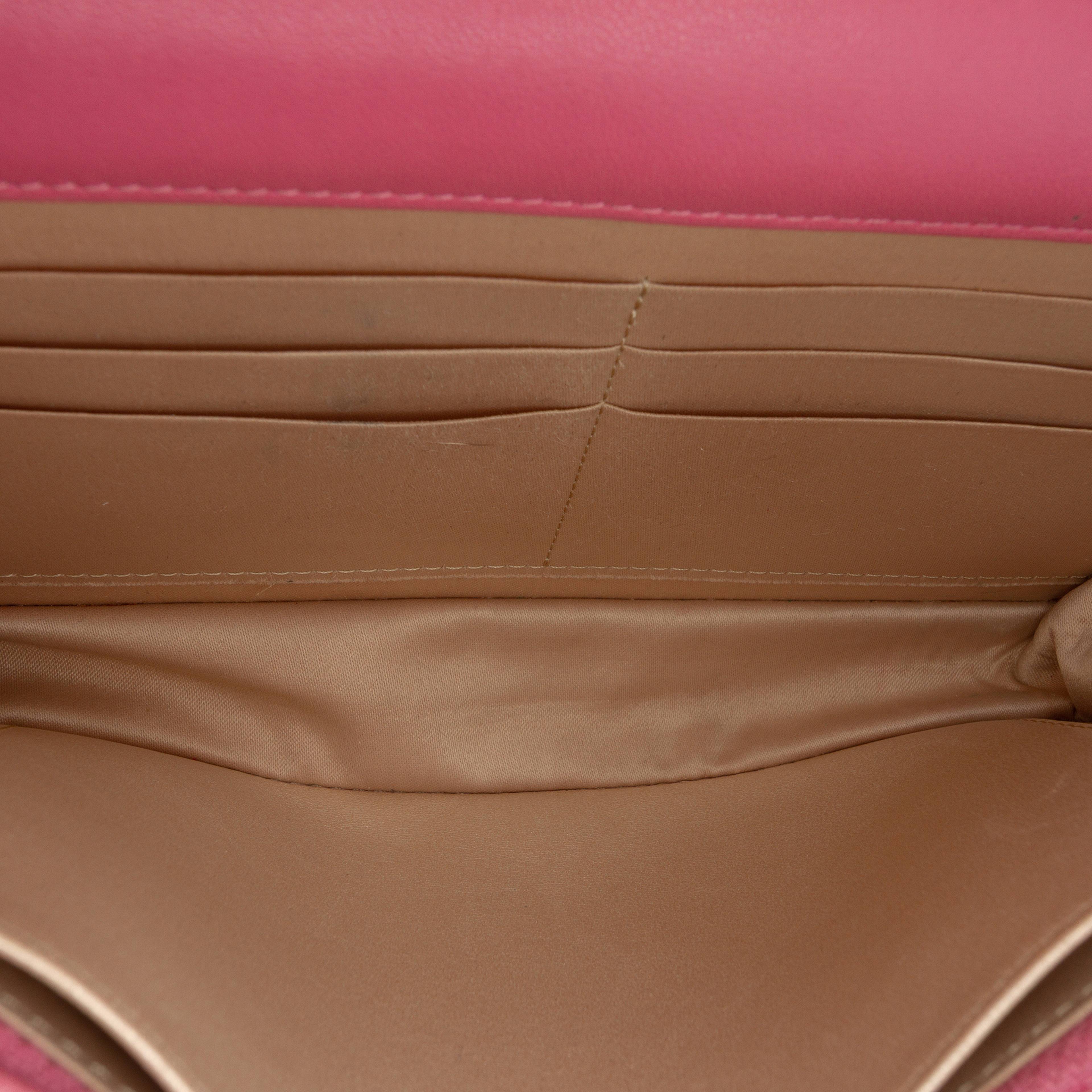 Chanel Cc Embossed Lambskin Camellia Wallet On Chain, från Luxclusif, i färgen pink. Klicka för att öppna bilden i stort format