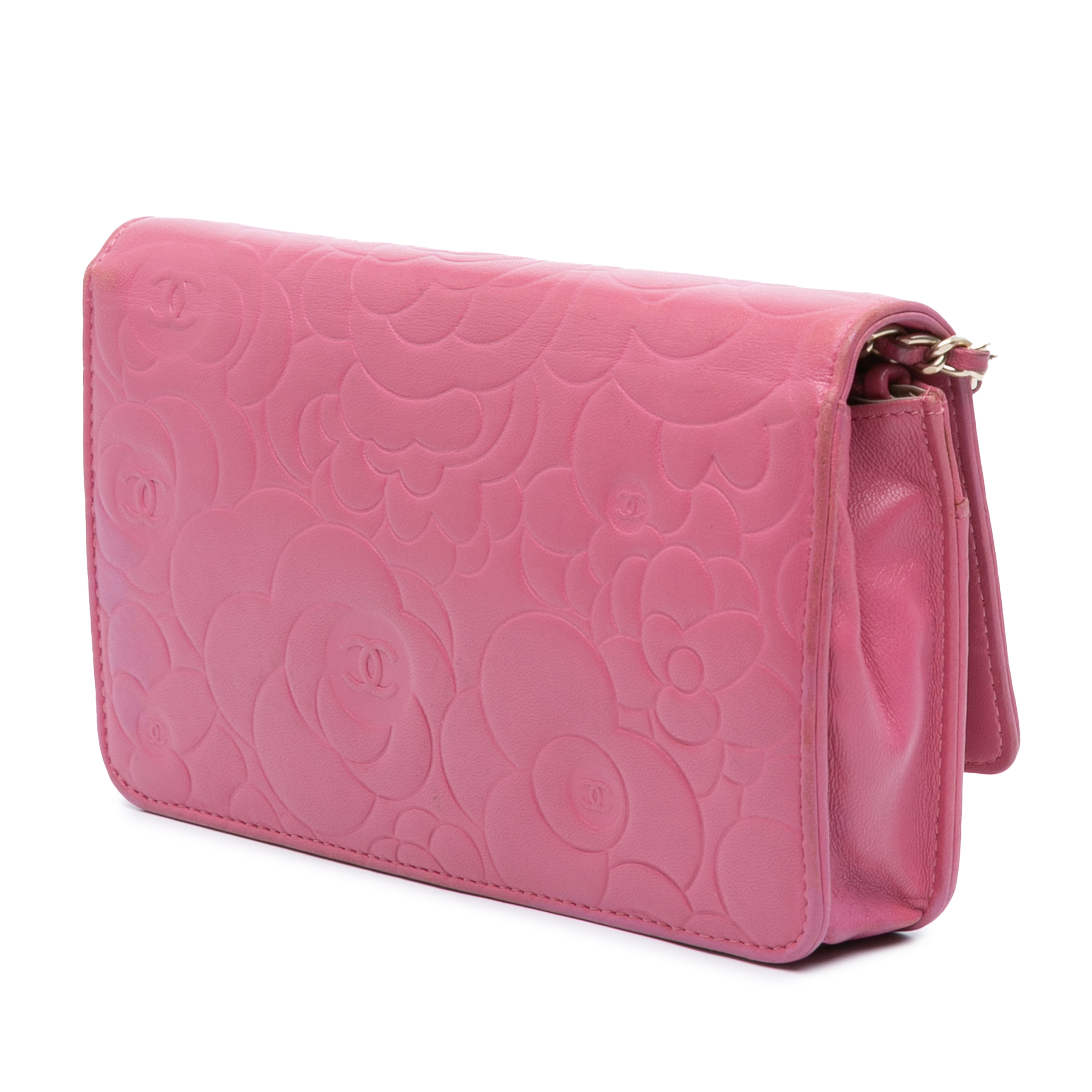 Chanel Cc Embossed Lambskin Camellia Wallet On Chain, från Luxclusif, i färgen pink. Klicka för att öppna bilden i stort format