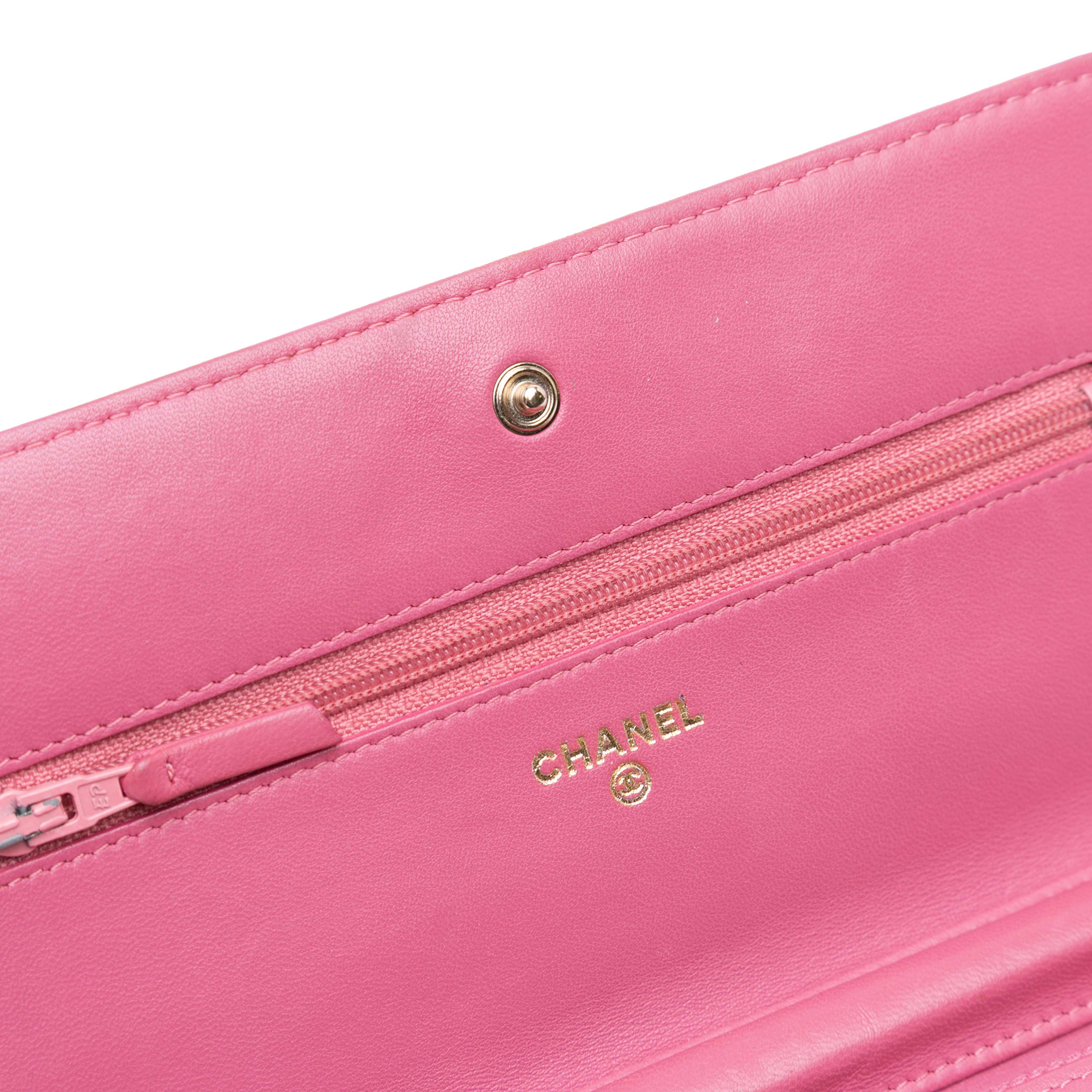 Chanel Cc Embossed Lambskin Camellia Wallet On Chain, från Luxclusif, i färgen pink. Klicka för att öppna bilden i stort format