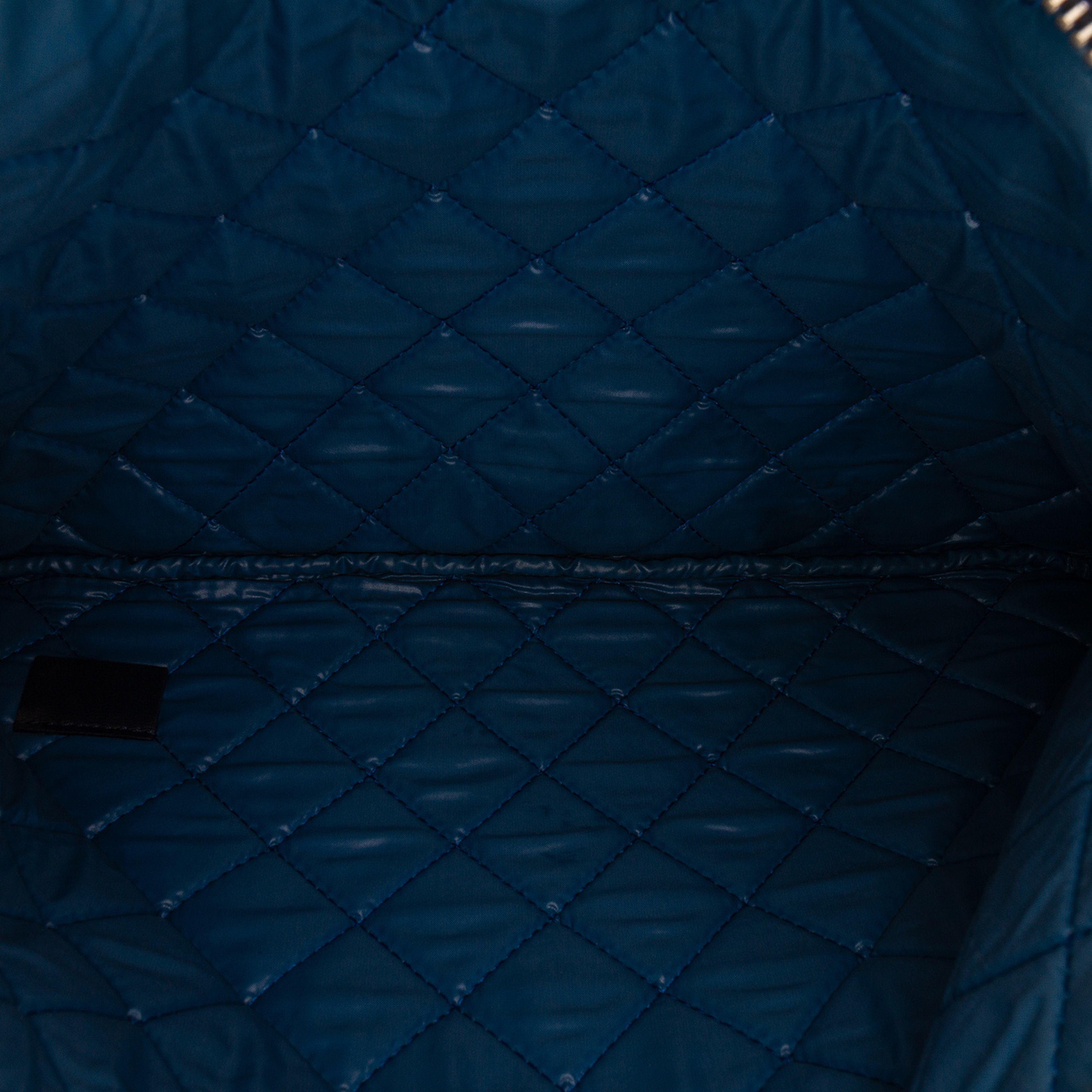 Chanel Paris Dubai Medium Printed Canvas Cosmetic Case, från Luxclusif, i färgen off white. Klicka för att öppna bilden i stort format