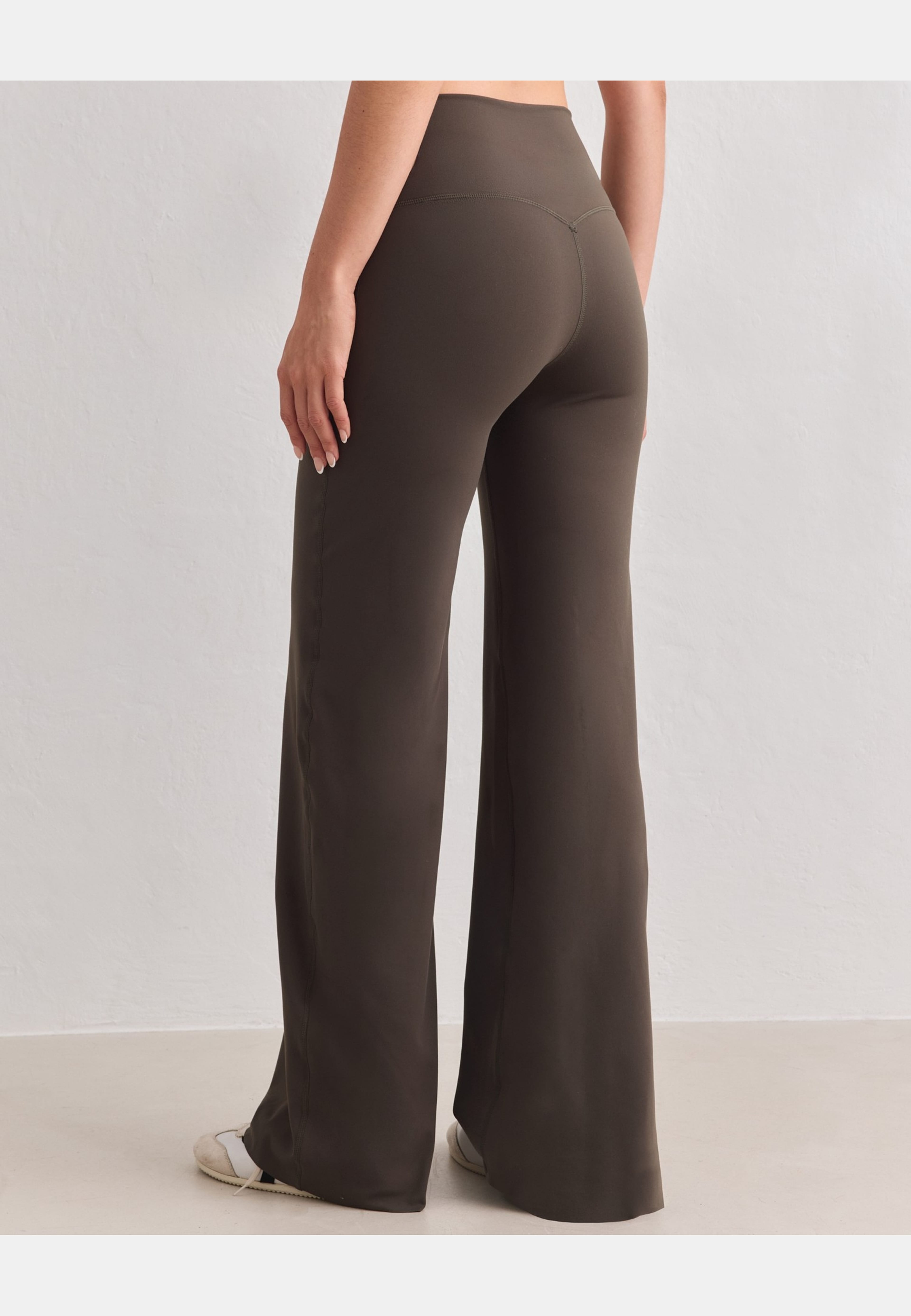 Sense Straight Leg Tights, från aim'n, i färgen dark ivy. Klicka för att öppna bilden i stort format