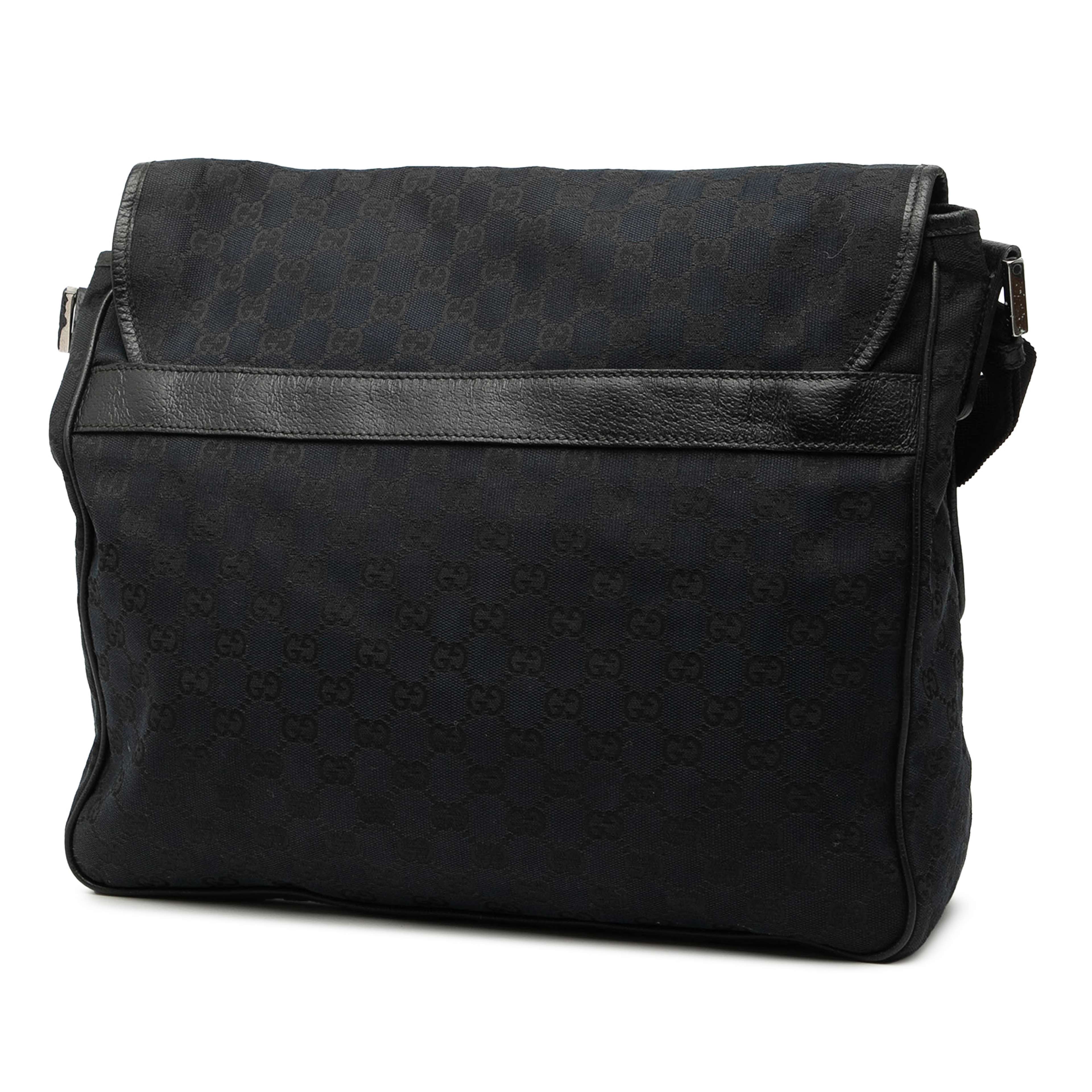 Gucci Gg Canvas Flap Messenger Bag, från Luxclusif, i färgen black. Klicka för att öppna bilden i stort format