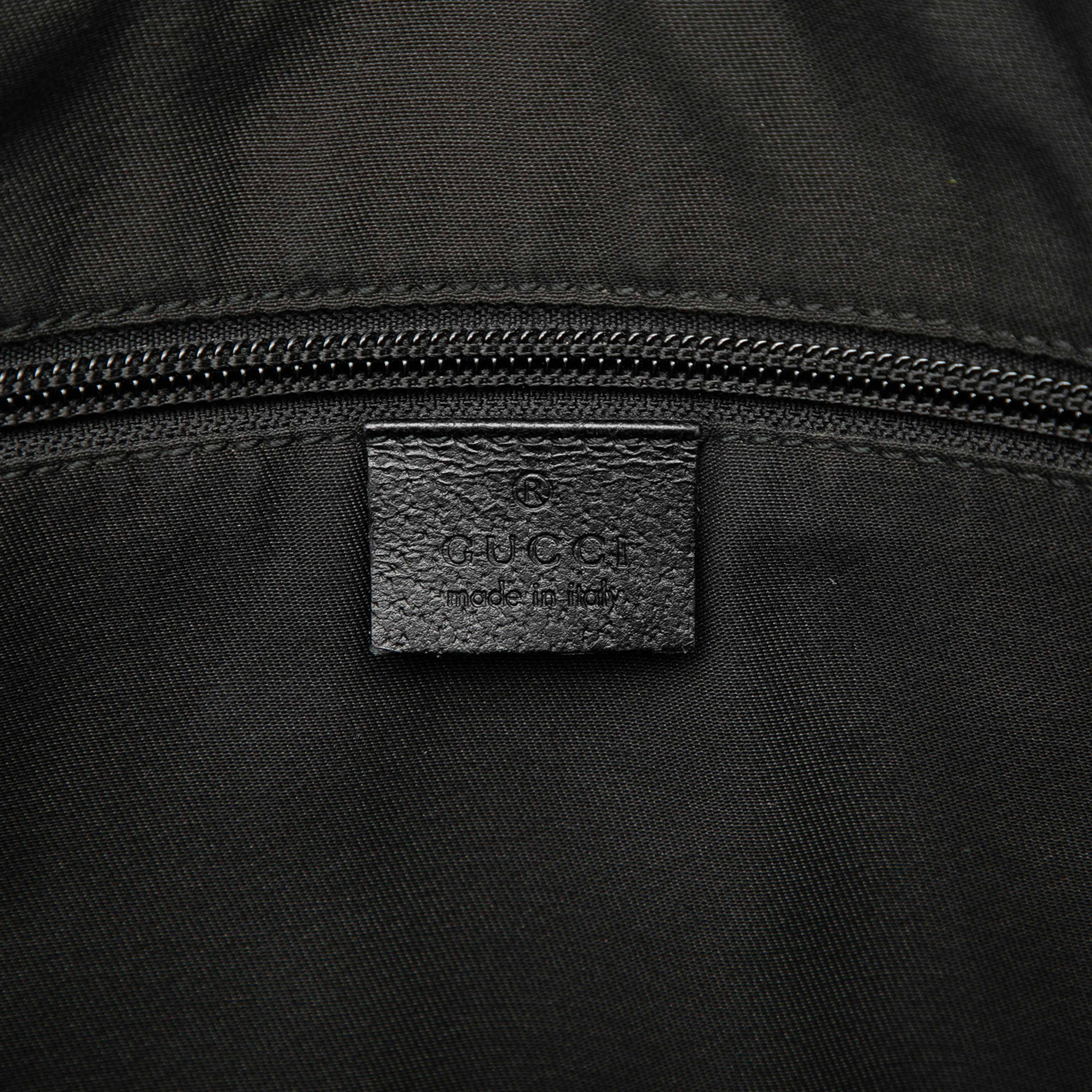 Gucci Gg Canvas Flap Messenger Bag, från Luxclusif, i färgen black. Klicka för att öppna bilden i stort format