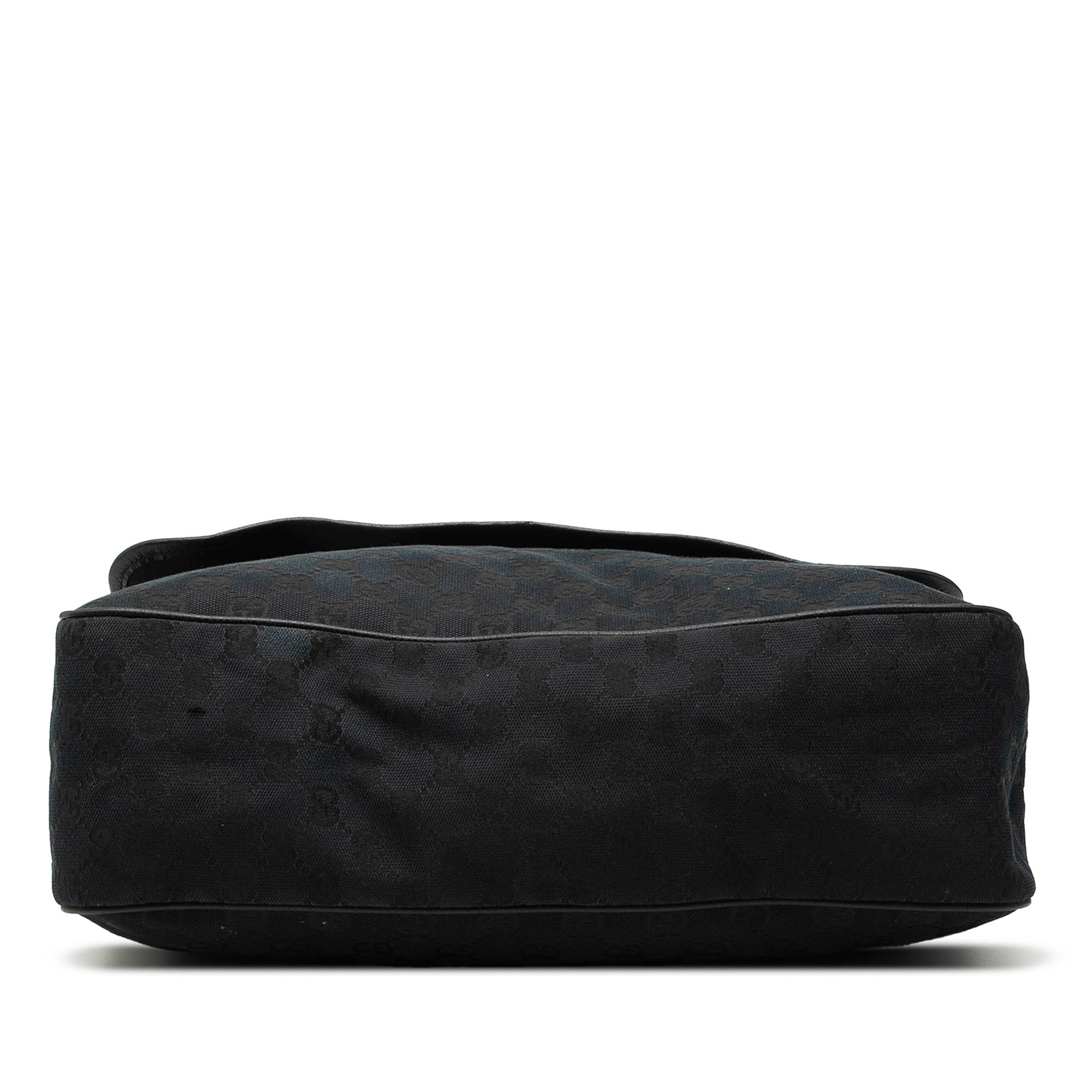 Gucci Gg Canvas Flap Messenger Bag, från Luxclusif, i färgen black. Klicka för att öppna bilden i stort format