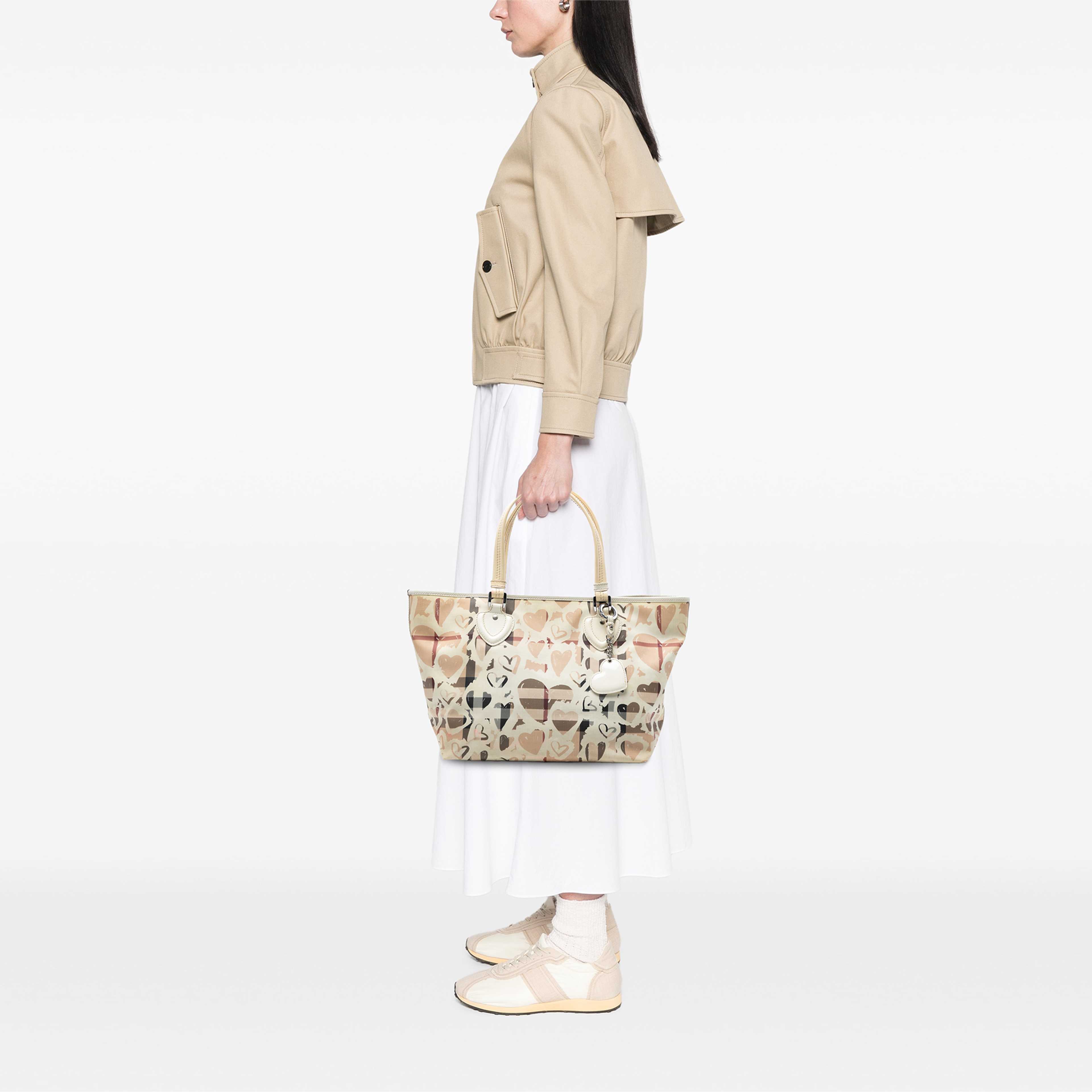 Burberry House Check Coated Canvas Hearts Gracie Tote, från Luxclusif, i färgen beige. Klicka för att öppna bilden i stort format