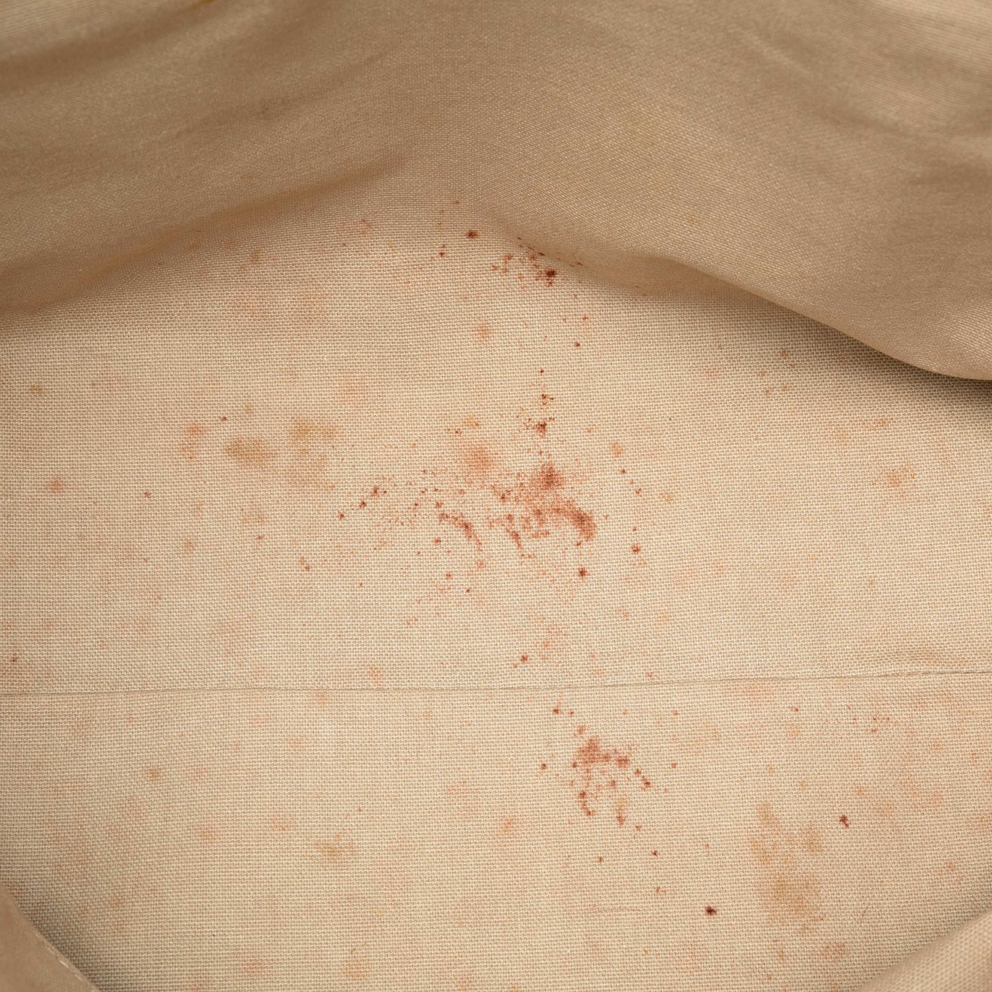 Burberry House Check Coated Canvas Hearts Gracie Tote, från Luxclusif, i färgen beige. Klicka för att öppna bilden i stort format