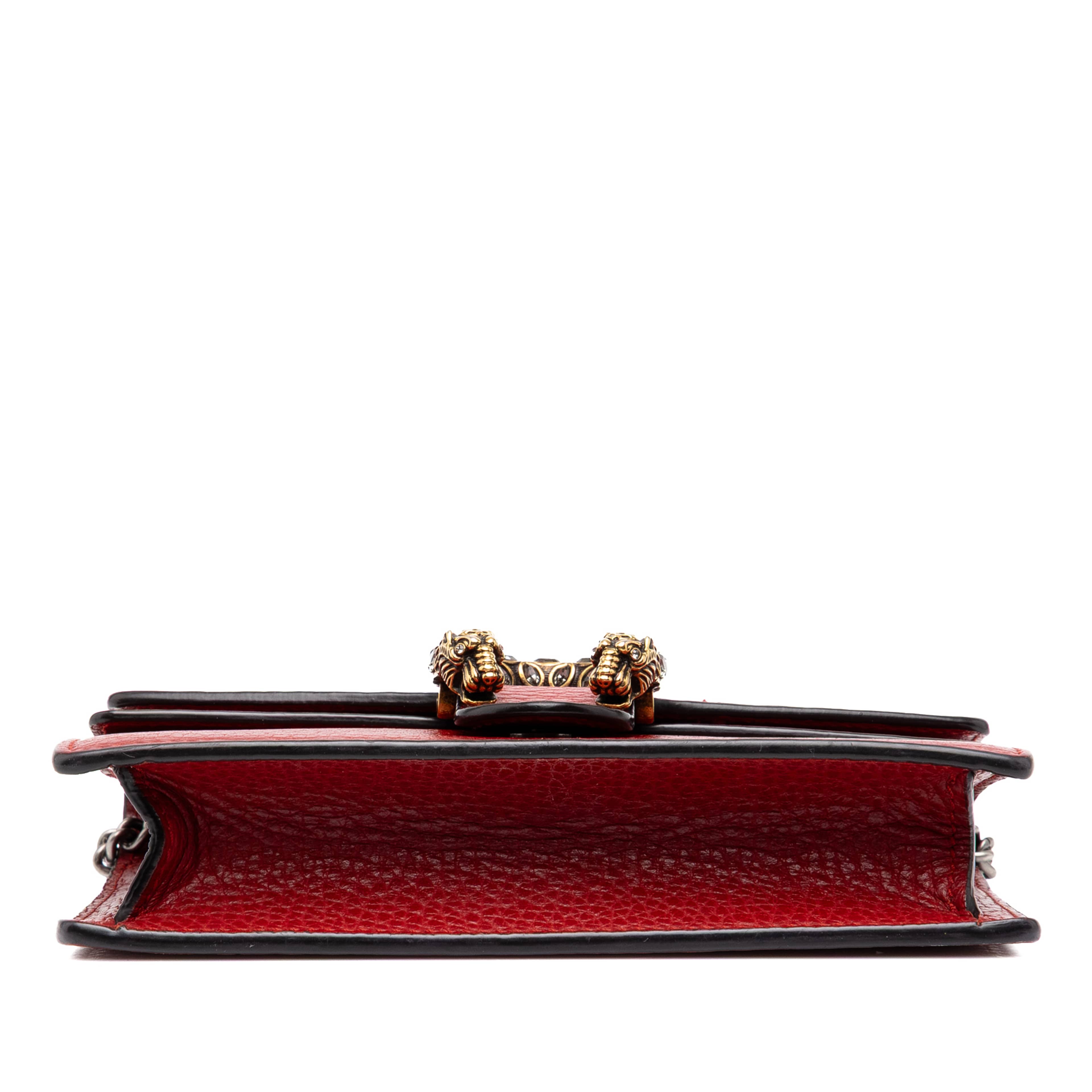 Gucci Mini Calfskin Dionysus Crossbody, från Luxclusif, i färgen röd. Klicka för att öppna bilden i stort format