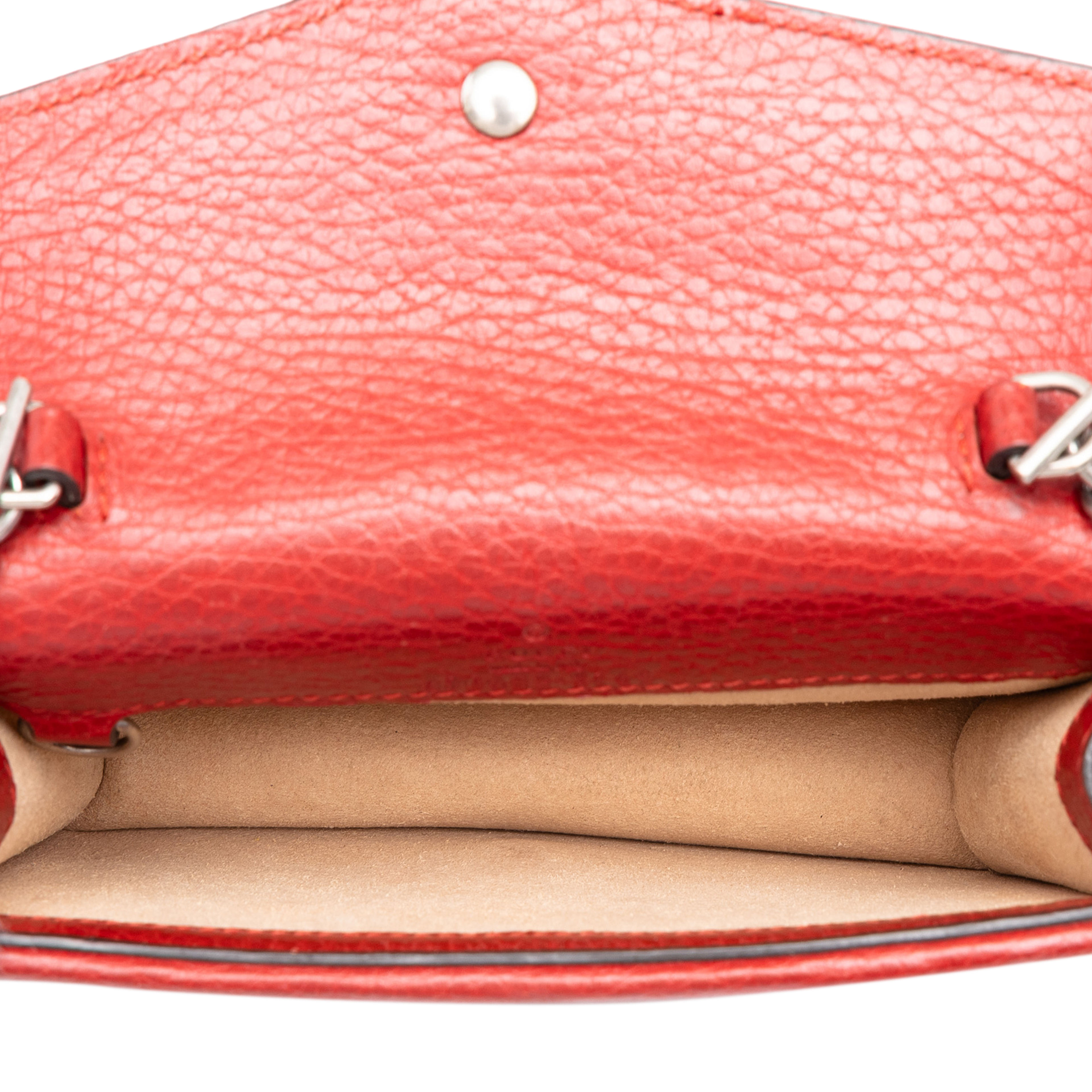 Gucci Mini Calfskin Dionysus Crossbody, från Luxclusif, i färgen röd. Klicka för att öppna bilden i stort format