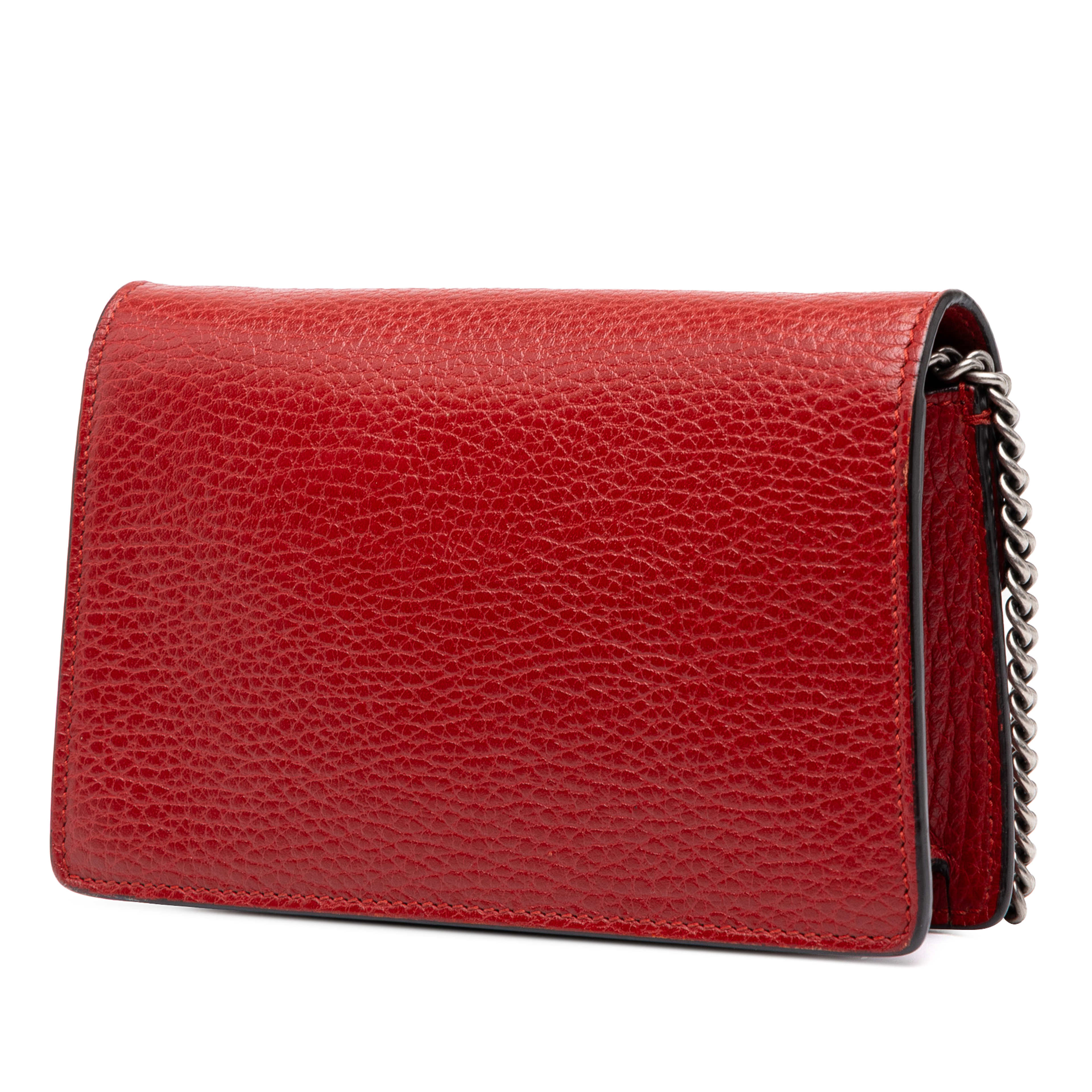Gucci Mini Calfskin Dionysus Crossbody, från Luxclusif, i färgen röd. Klicka för att öppna bilden i stort format