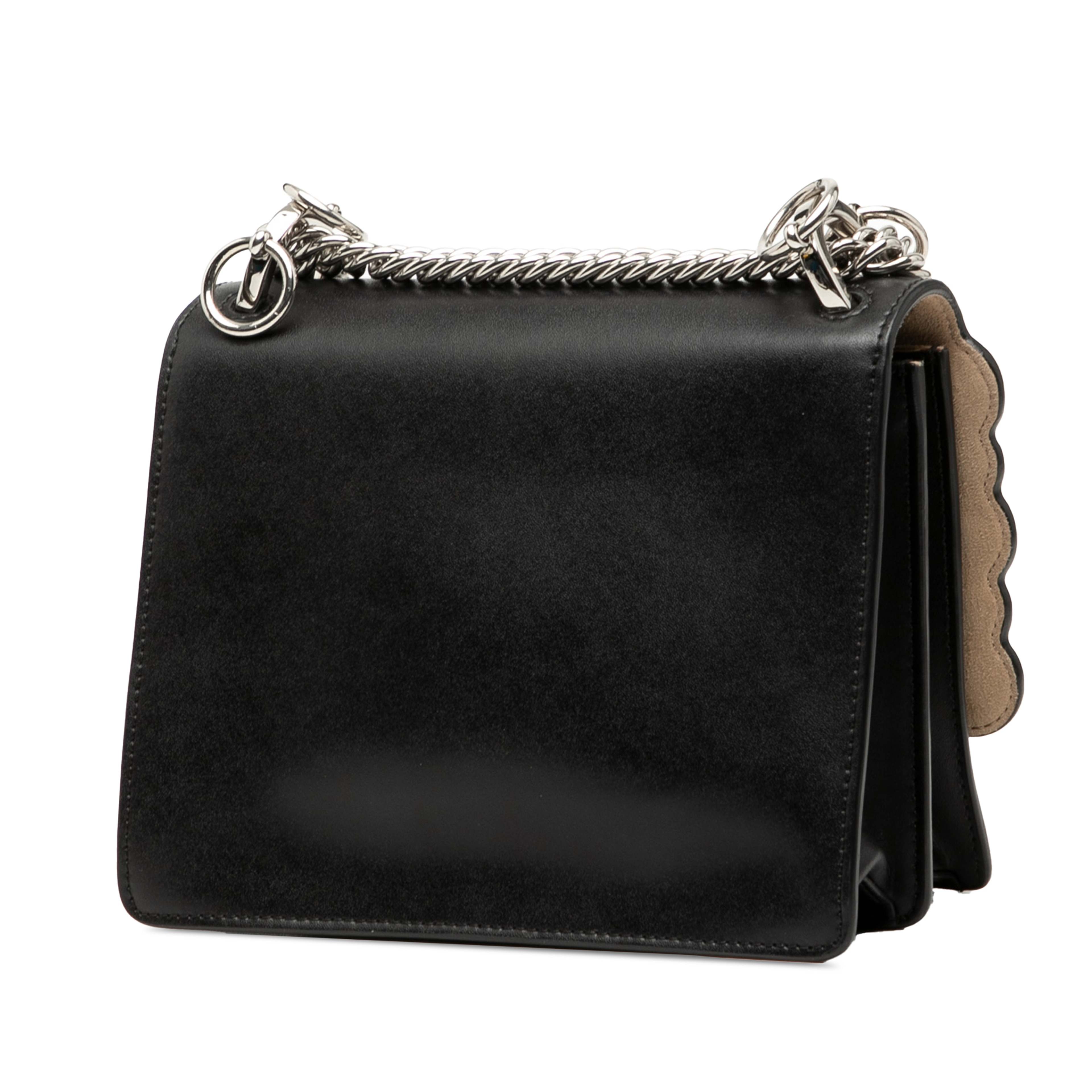 Fendi Mini Scalloped Leather And Pearls Kan I Crossbody, från Luxclusif, i färgen black. Klicka för att öppna bilden i stort format