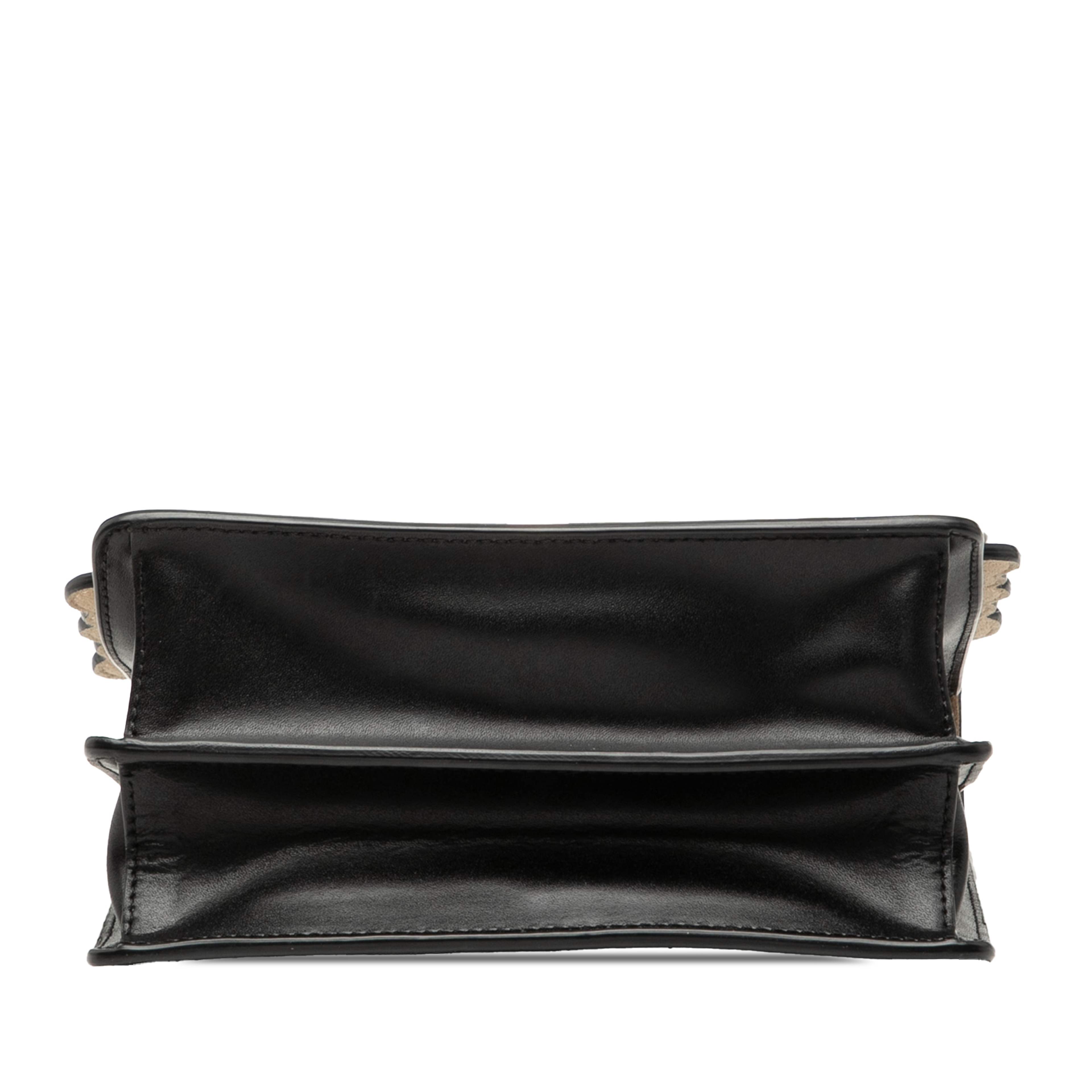 Fendi Mini Scalloped Leather And Pearls Kan I Crossbody, från Luxclusif, i färgen svart. Klicka för att öppna bilden i stort format