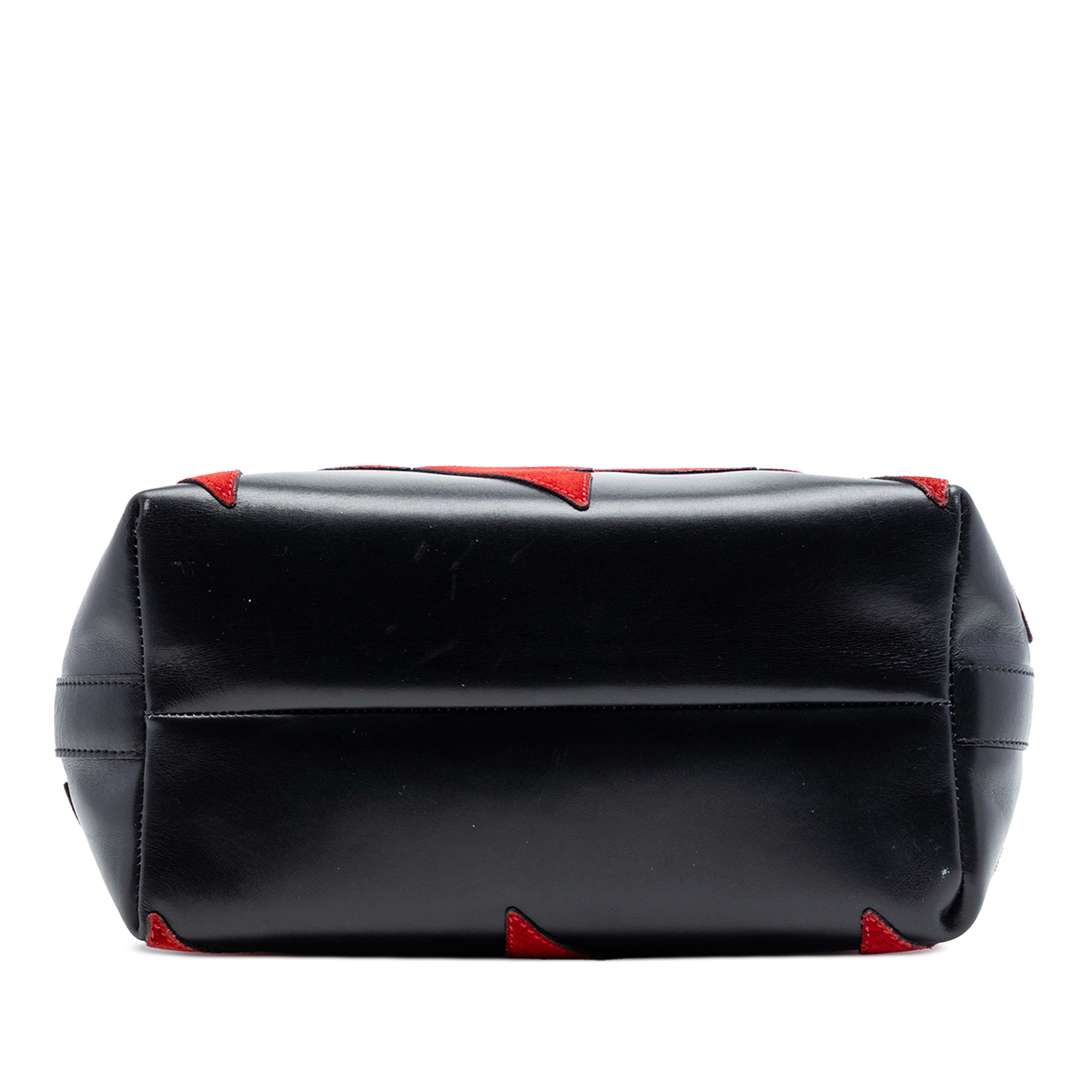 Celine Arc De Triomphe Calfskin Handbag, från Luxclusif, i färgen svart. Klicka för att öppna bilden i stort format