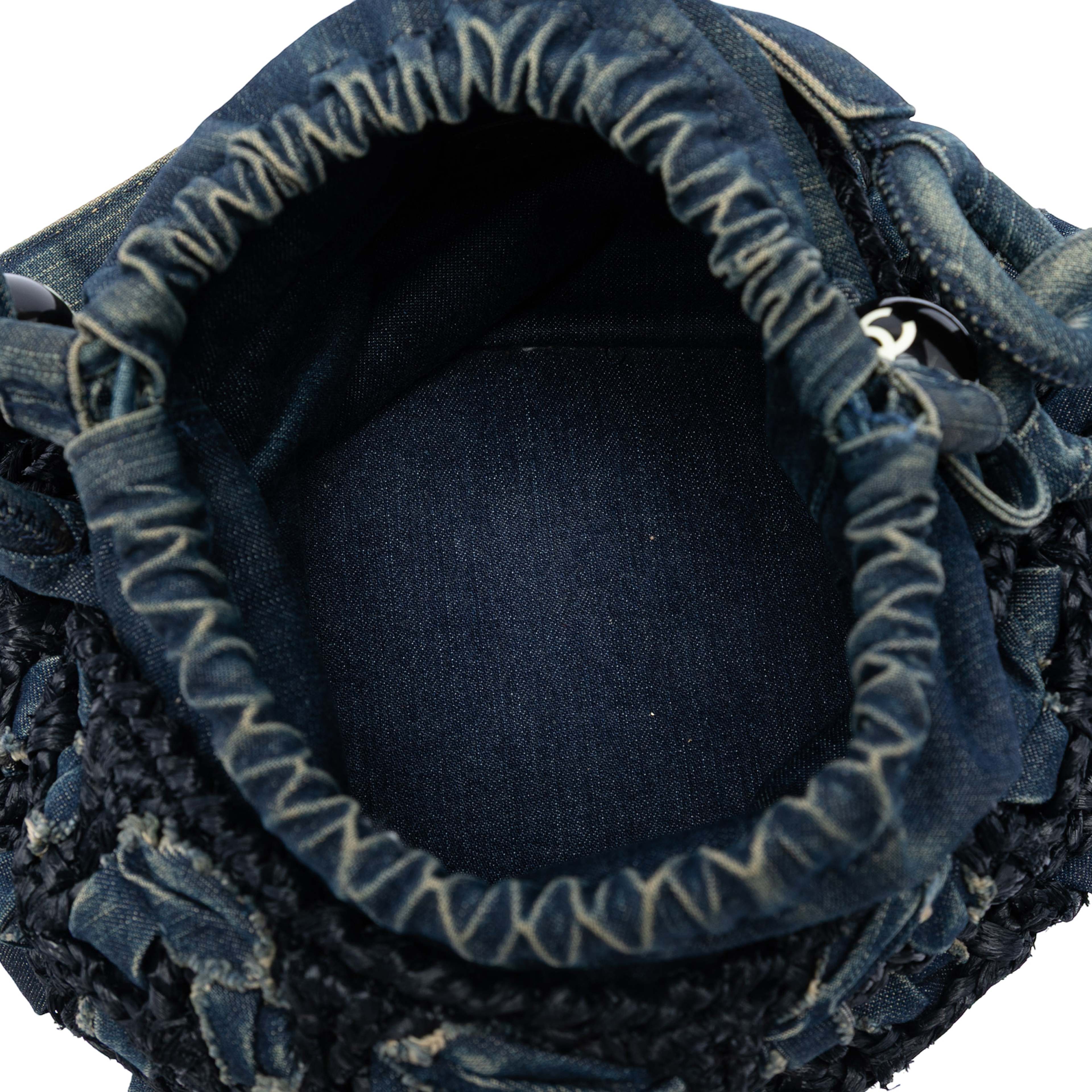 Chanel Cc Woven Denim And Raffia Drawstring Bucket Bag, från Luxclusif, i färgen denim. Klicka för att öppna bilden i stort format