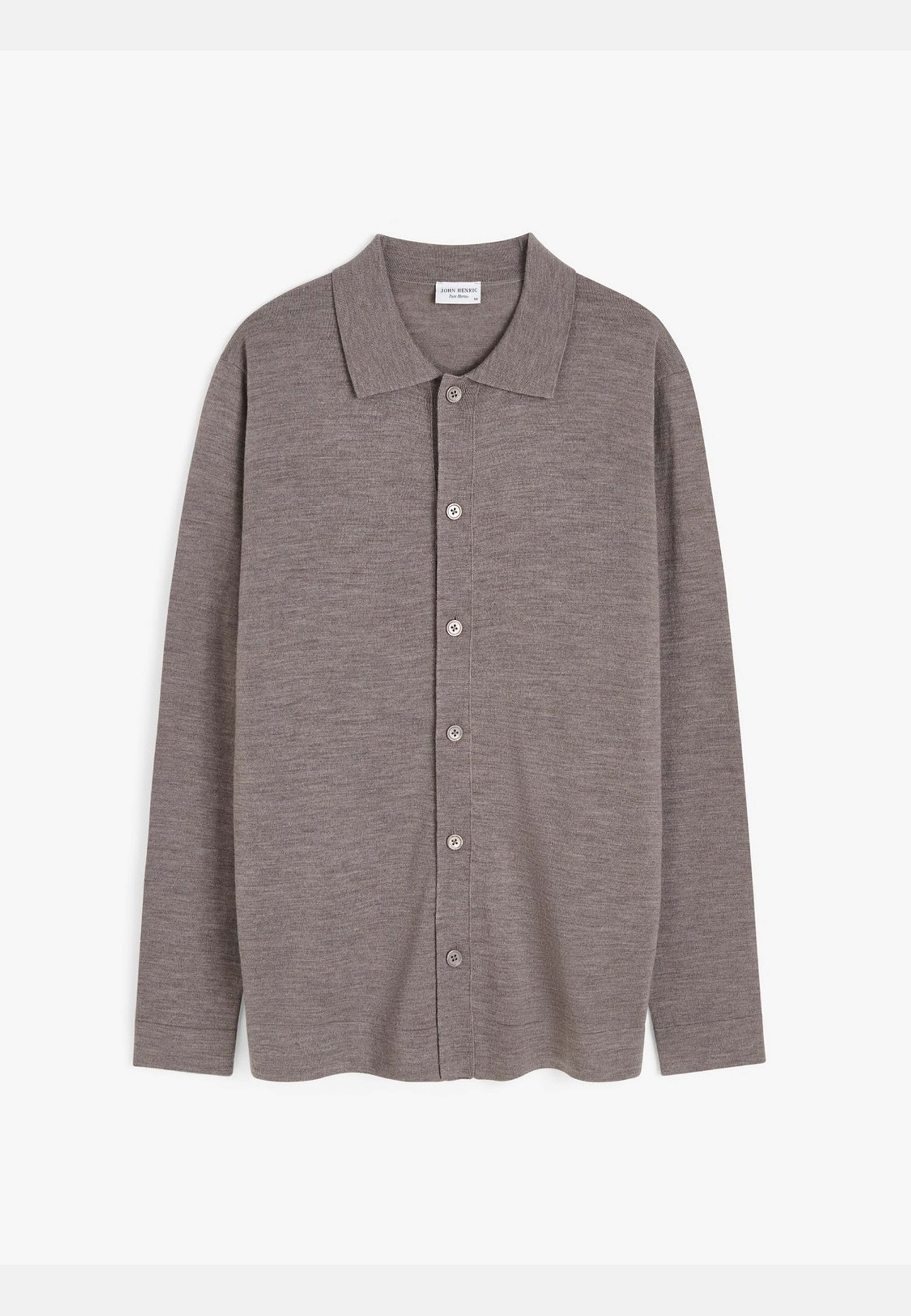 Merino Buttoned Cardigan (bastian), från John Henric, i färgen mid brown. Klicka för att öppna bilden i stort format