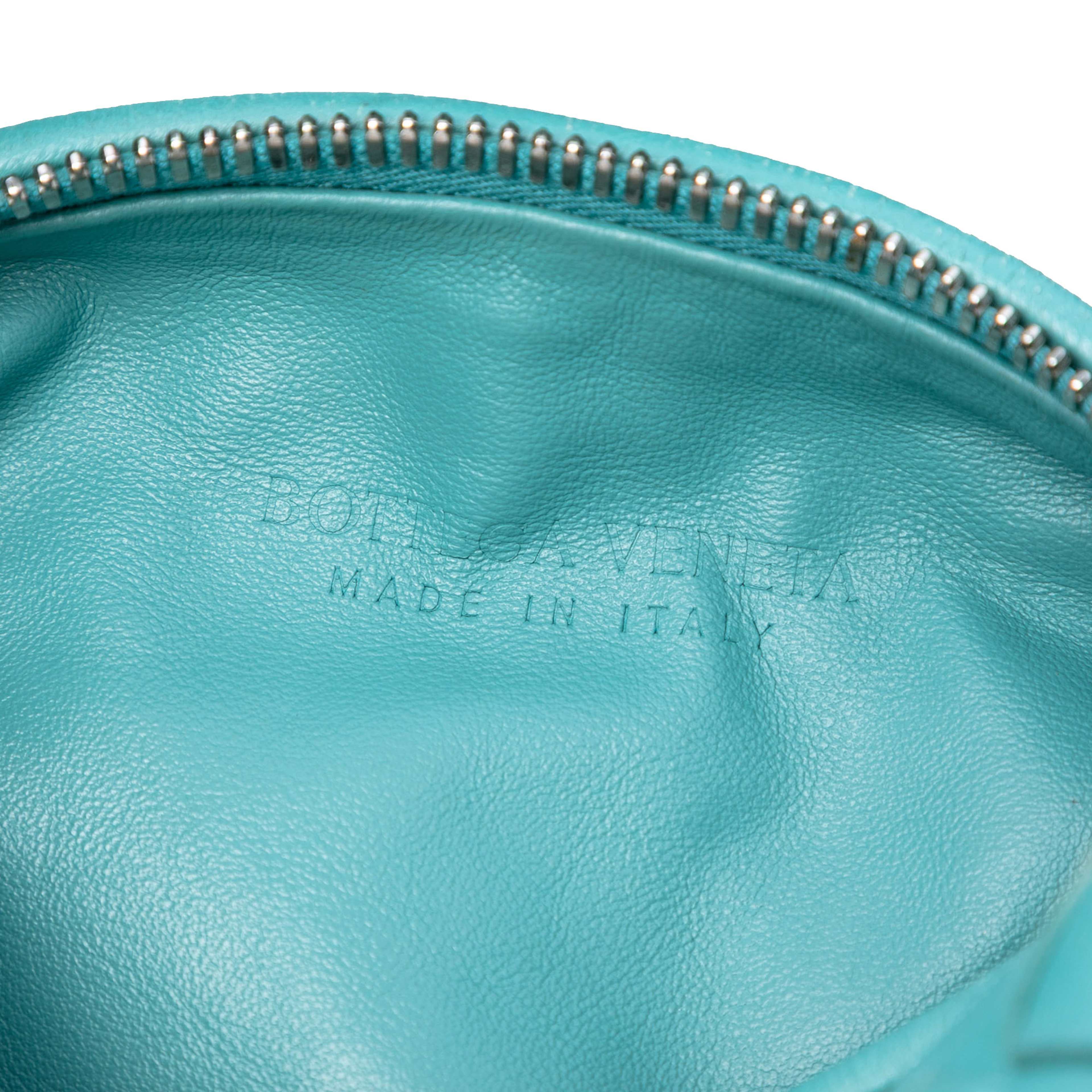 Bottega Veneta Mini Nappa Intrecciato Jodie, från Luxclusif, i färgen turquoise. Klicka för att öppna bilden i stort format